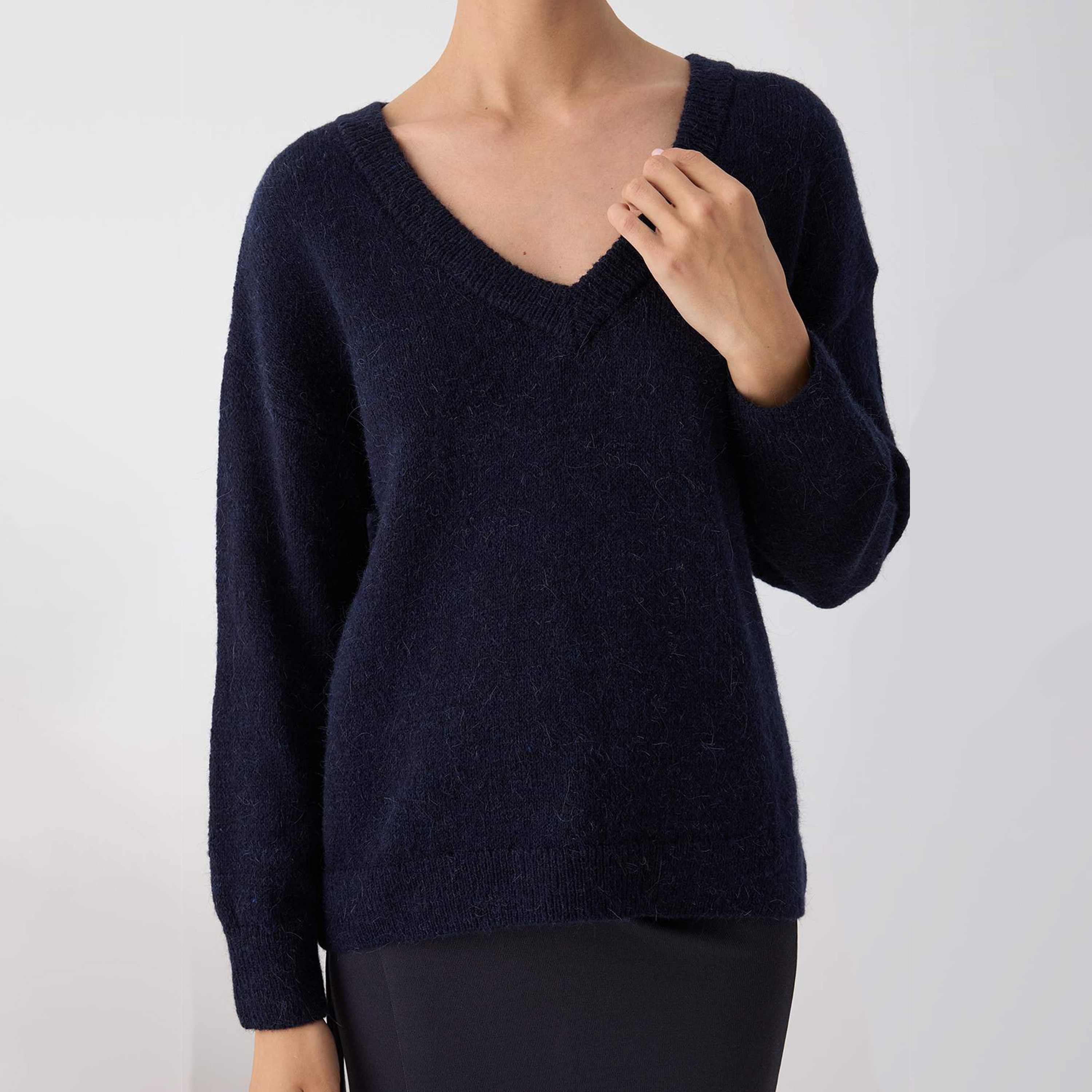 بلوفر حريمي بأكمام منسدلة باللون الكحلي من تريندyol ميلا-women-winterwear-cardigansandjumpers-jumpers-image-4