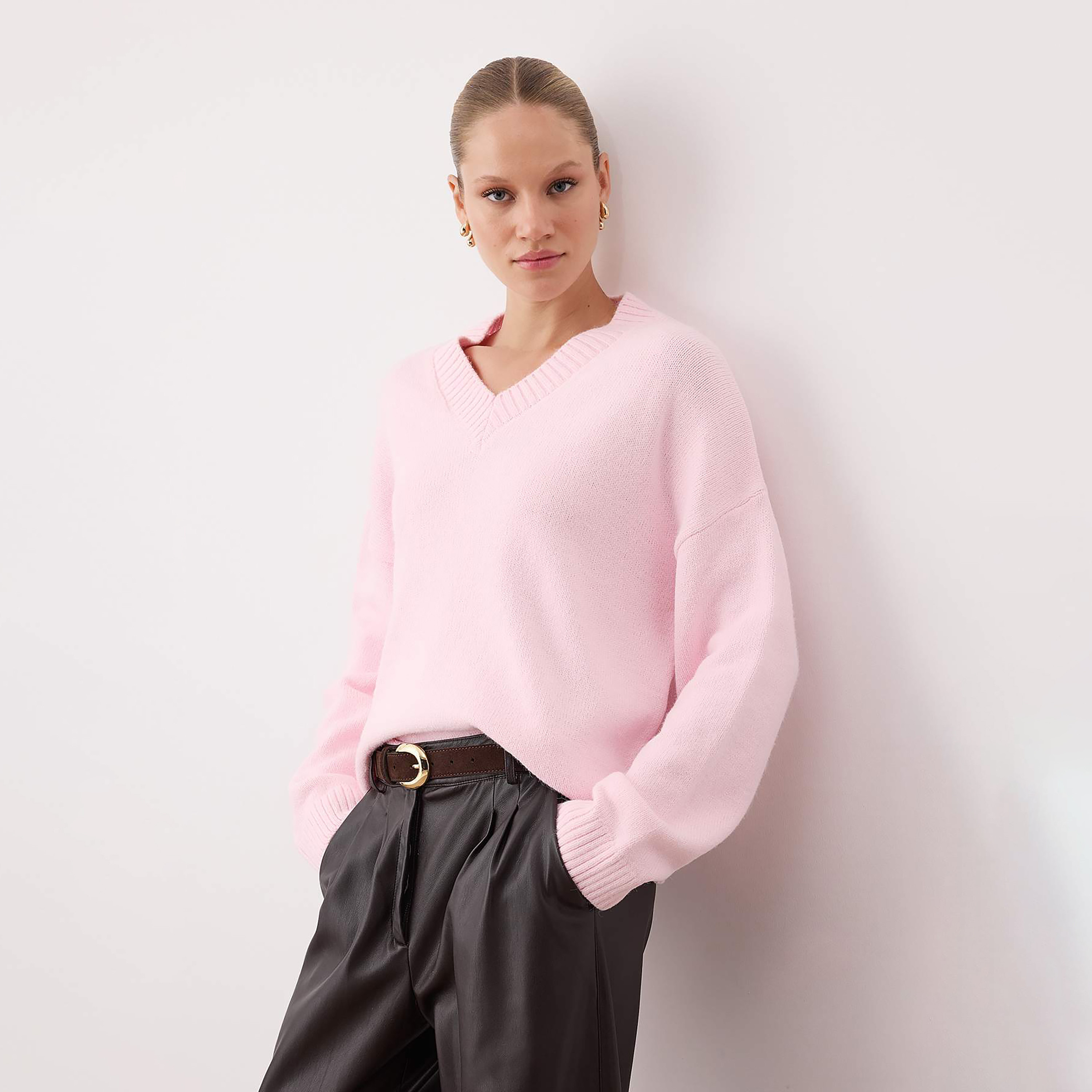 بلوفر حريمي وردي بأكتاف ساقطة من تريندyول ميلا-women-winterwear-cardigansandjumpers-jumpers-image-1