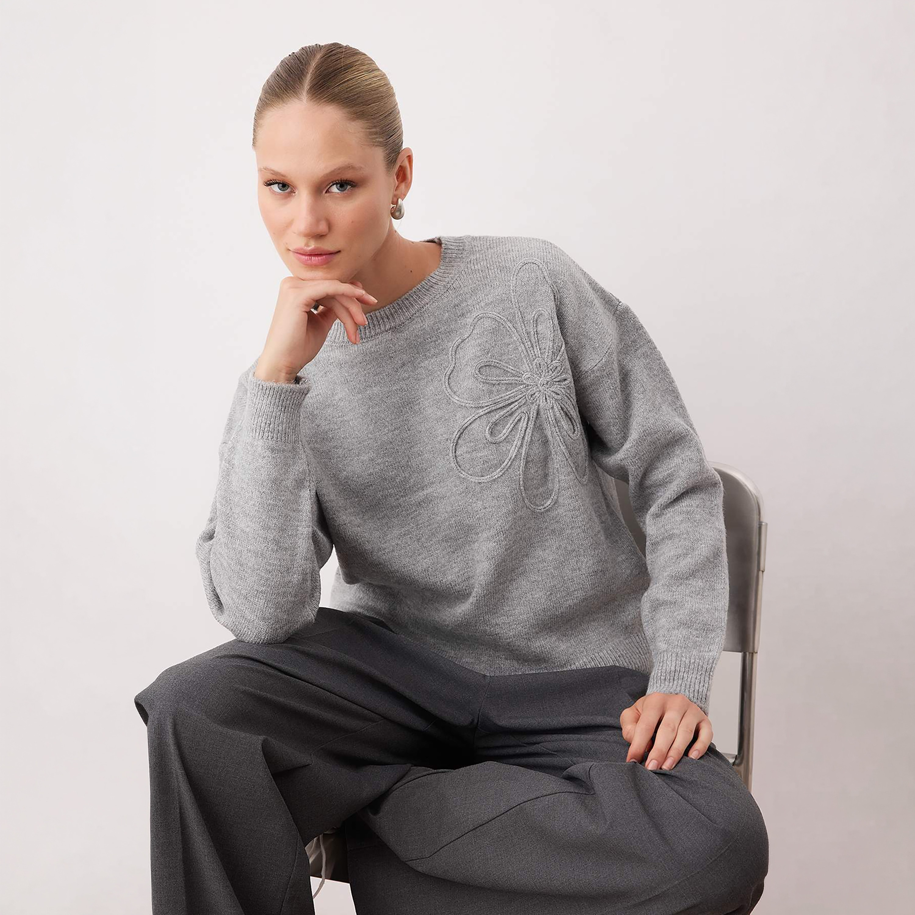 سويت شيرت حريمي رمادي مطرز بأكمام منسدلة من تريندyول ميلا-women-winterwear-cardigansandjumpers-jumpers-image-3
