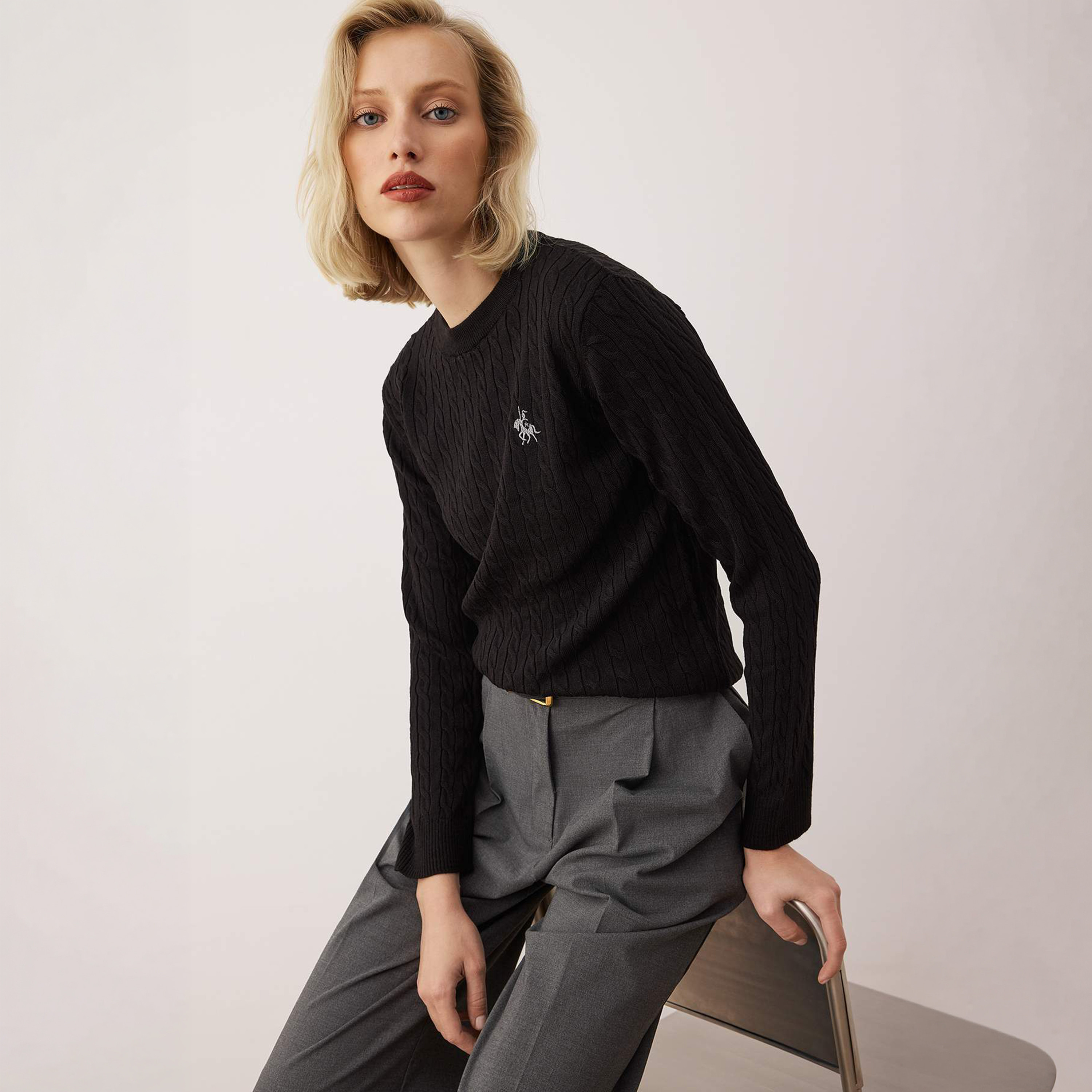 بلوفر حريمي بنقشة الضفيرة المحبوكة من تريندyol ميلا-women-winterwear-cardigansandjumpers-jumpers-image-2