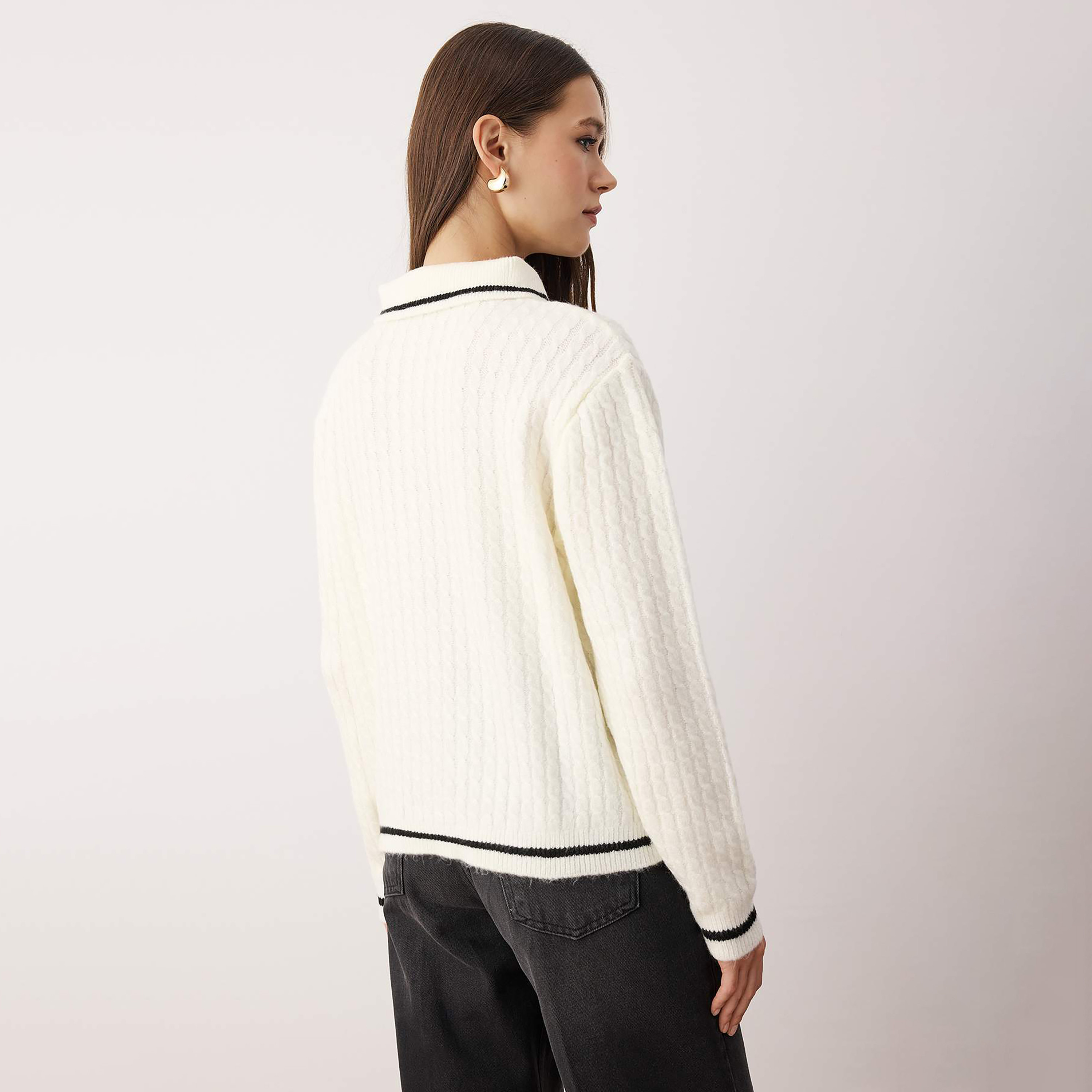 سويت شيرت حريمي أبيض بتريكو مجدول وياقة من تريندي يول ميلا-women-winterwear-cardigansandjumpers-jumpers-image-3