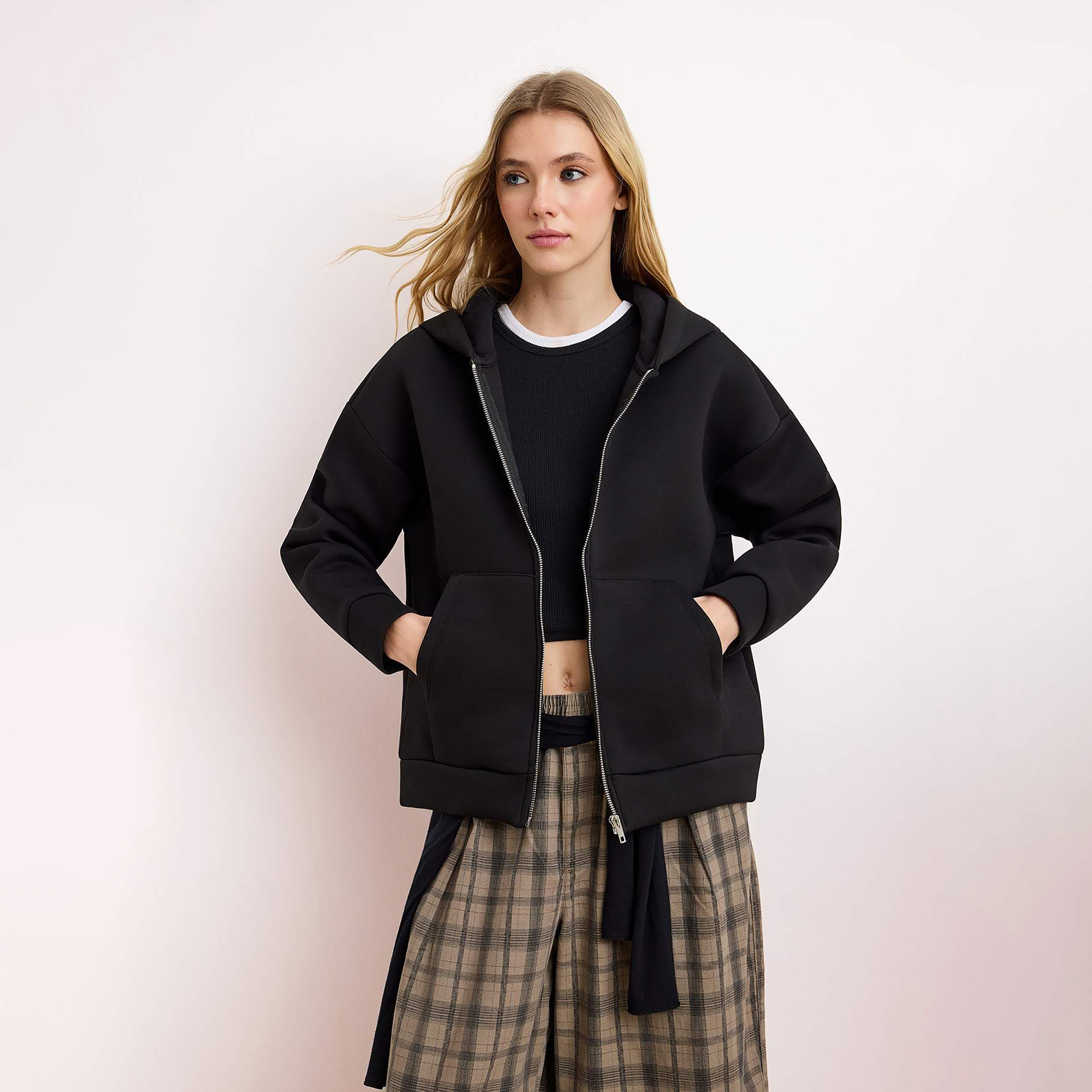 هودي حريمي بأكمام ساقطة من ترendyol-women-clothing-hoodiesandsweatshirts-sweatshirts-image-1