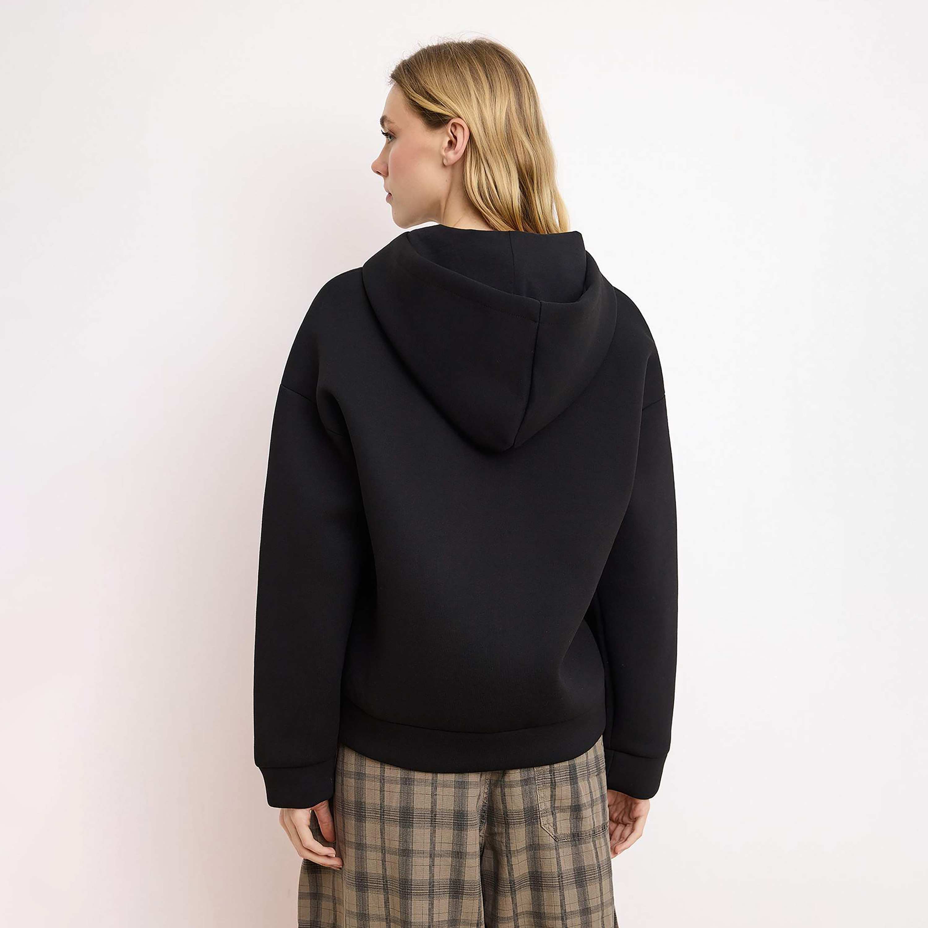 هودي حريمي بأكمام ساقطة من ترendyol-women-clothing-hoodiesandsweatshirts-sweatshirts-image-3