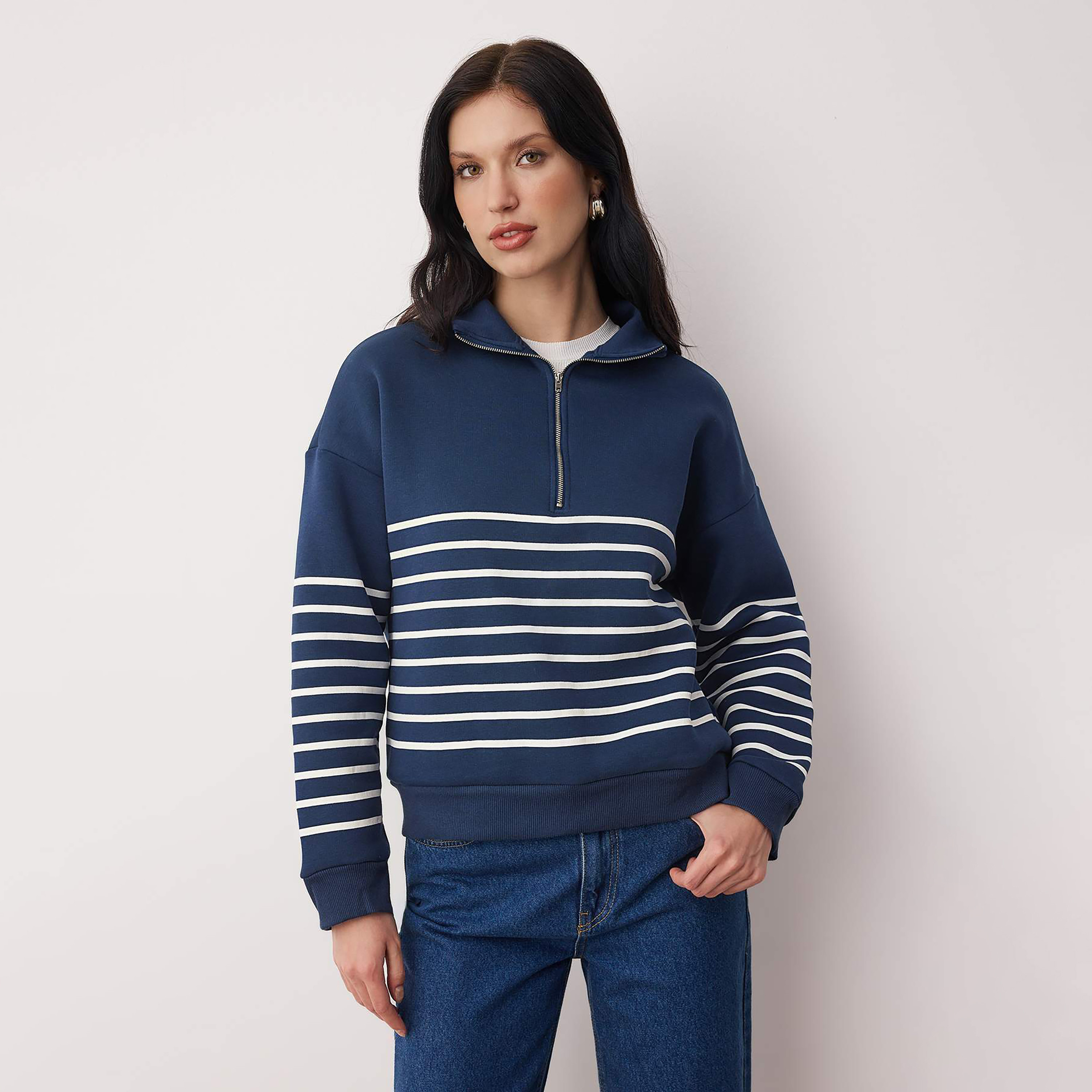 سويت شيرت حريمي مخطط بلون الكحلي بياقة مرتفعة وأكمام ساقطة من تريندyول ميلا-women-clothing-hoodiesandsweatshirts-sweatshirts-image-1