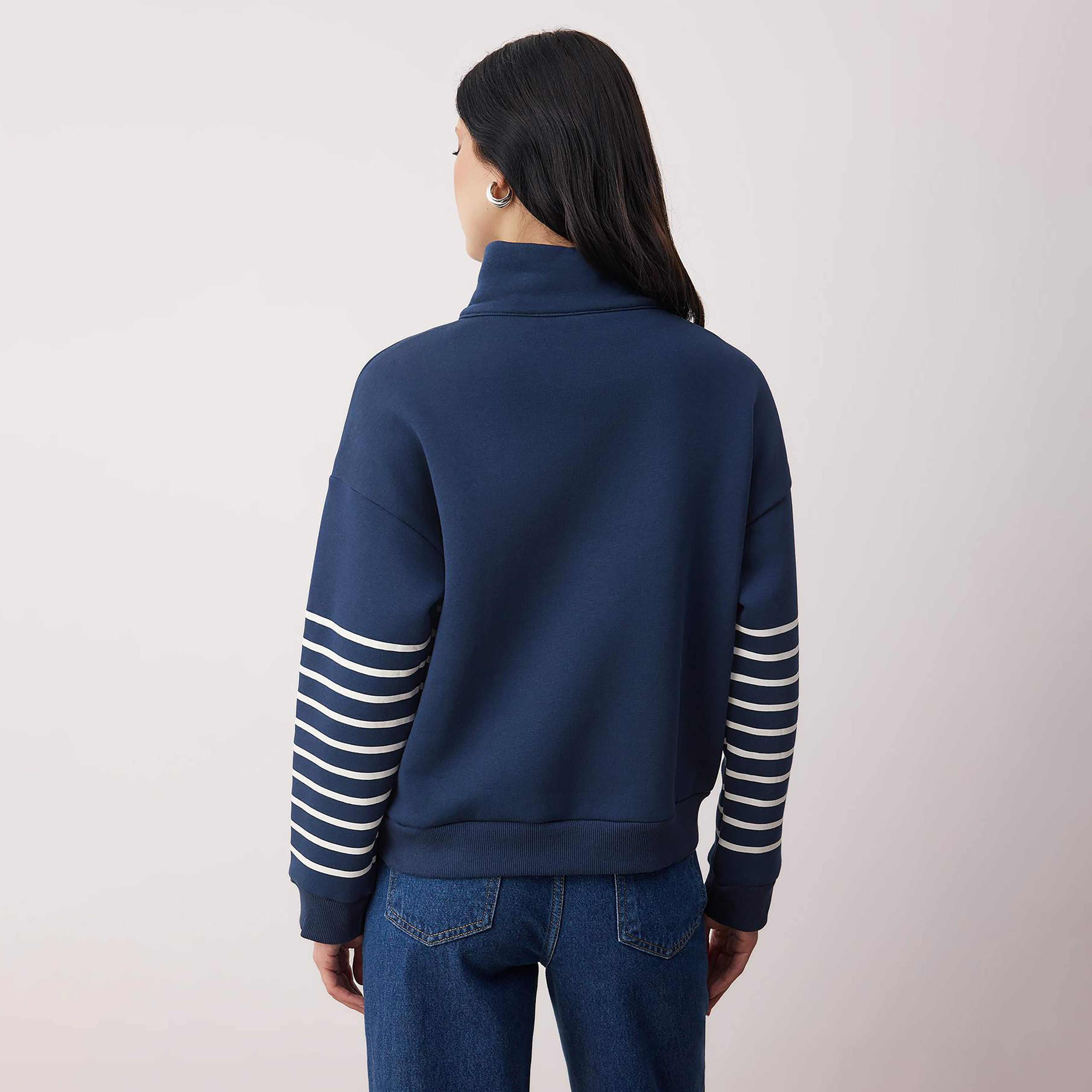 سويت شيرت حريمي مخطط بلون الكحلي بياقة مرتفعة وأكمام ساقطة من تريندyول ميلا-women-clothing-hoodiesandsweatshirts-sweatshirts-image-3