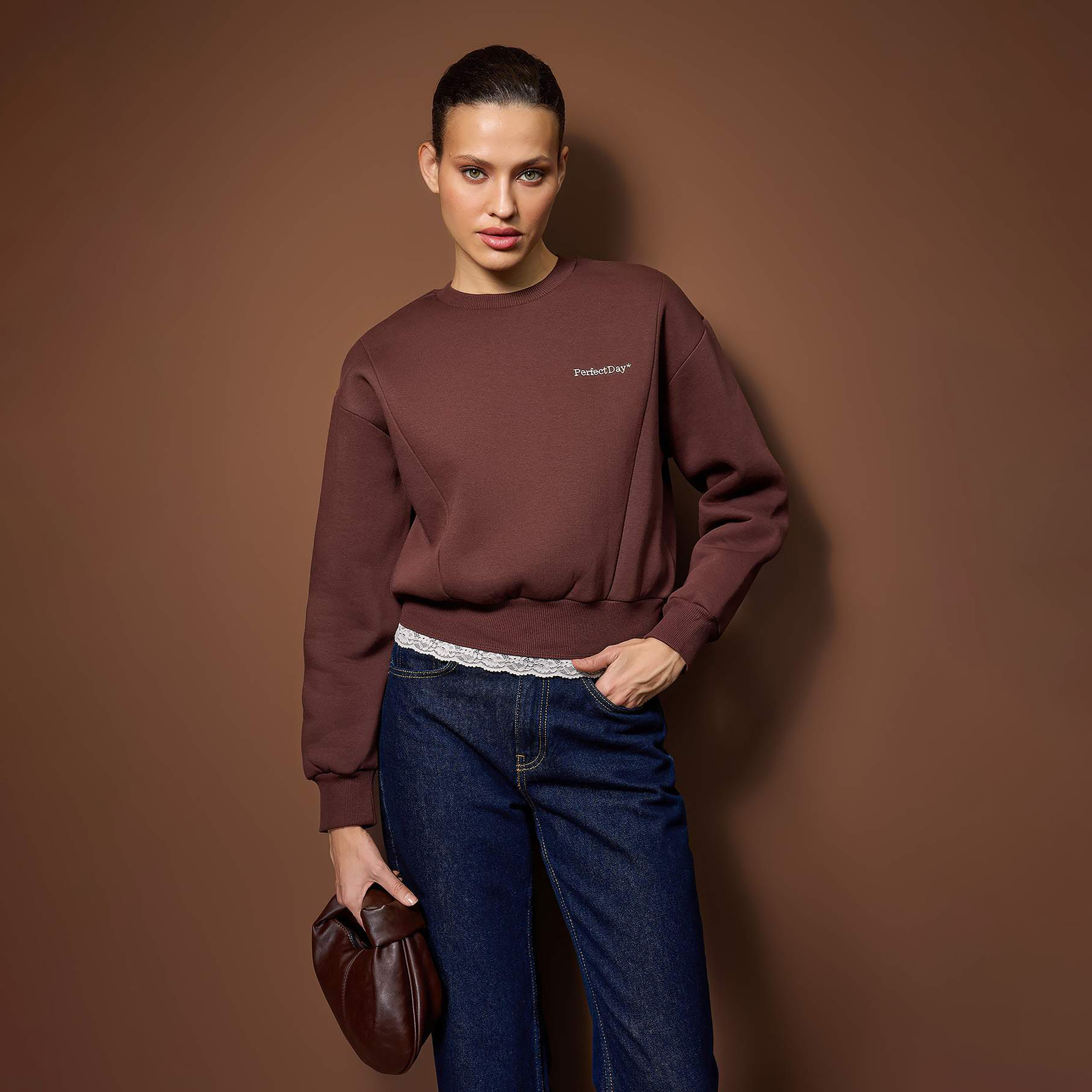 سويت شيرت حريمي بني بأكمام مسدلة من تريندyol ميلا-women-clothing-hoodiesandsweatshirts-sweatshirts-image-1