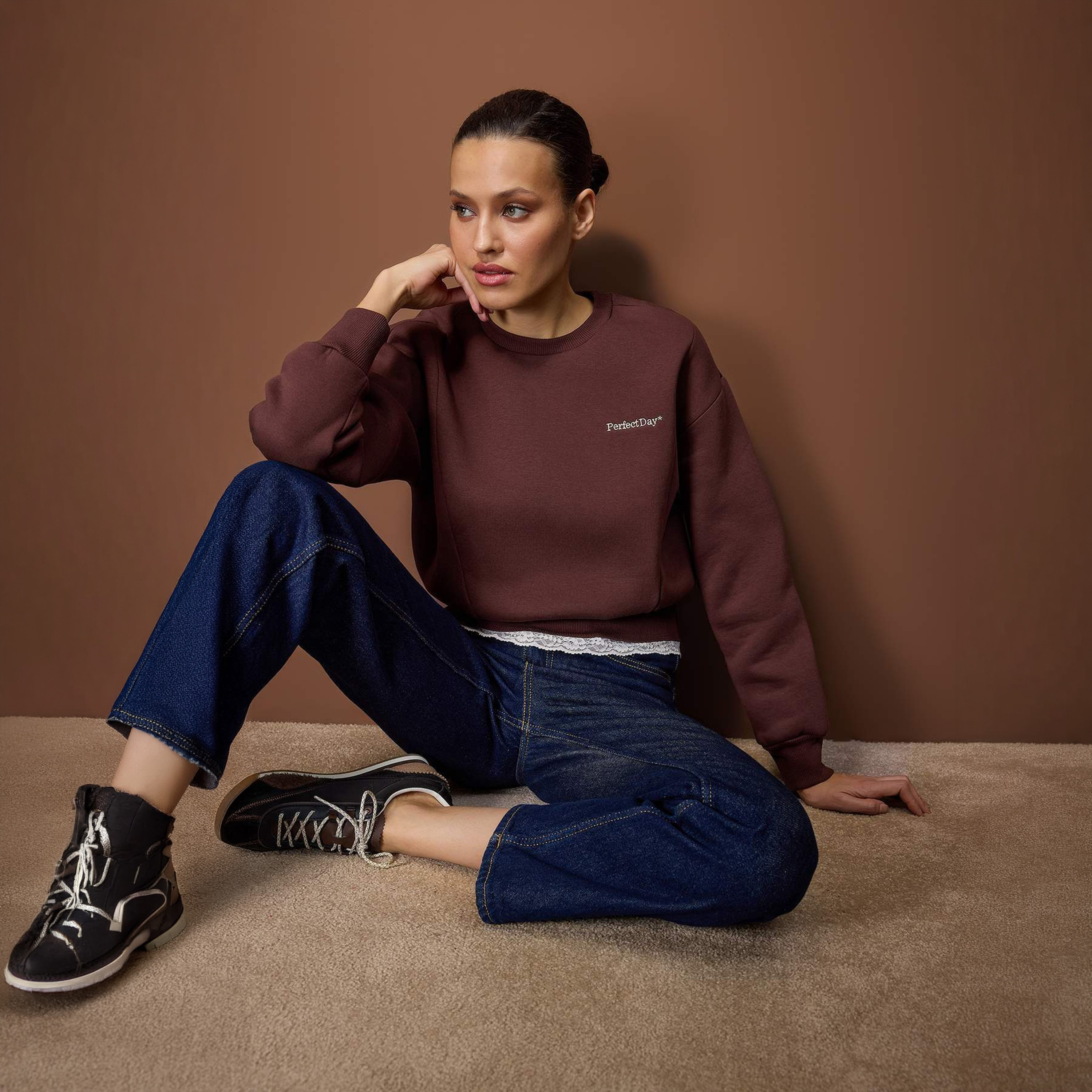 سويت شيرت حريمي بني بأكمام مسدلة من تريندyol ميلا-women-clothing-hoodiesandsweatshirts-sweatshirts-image-2