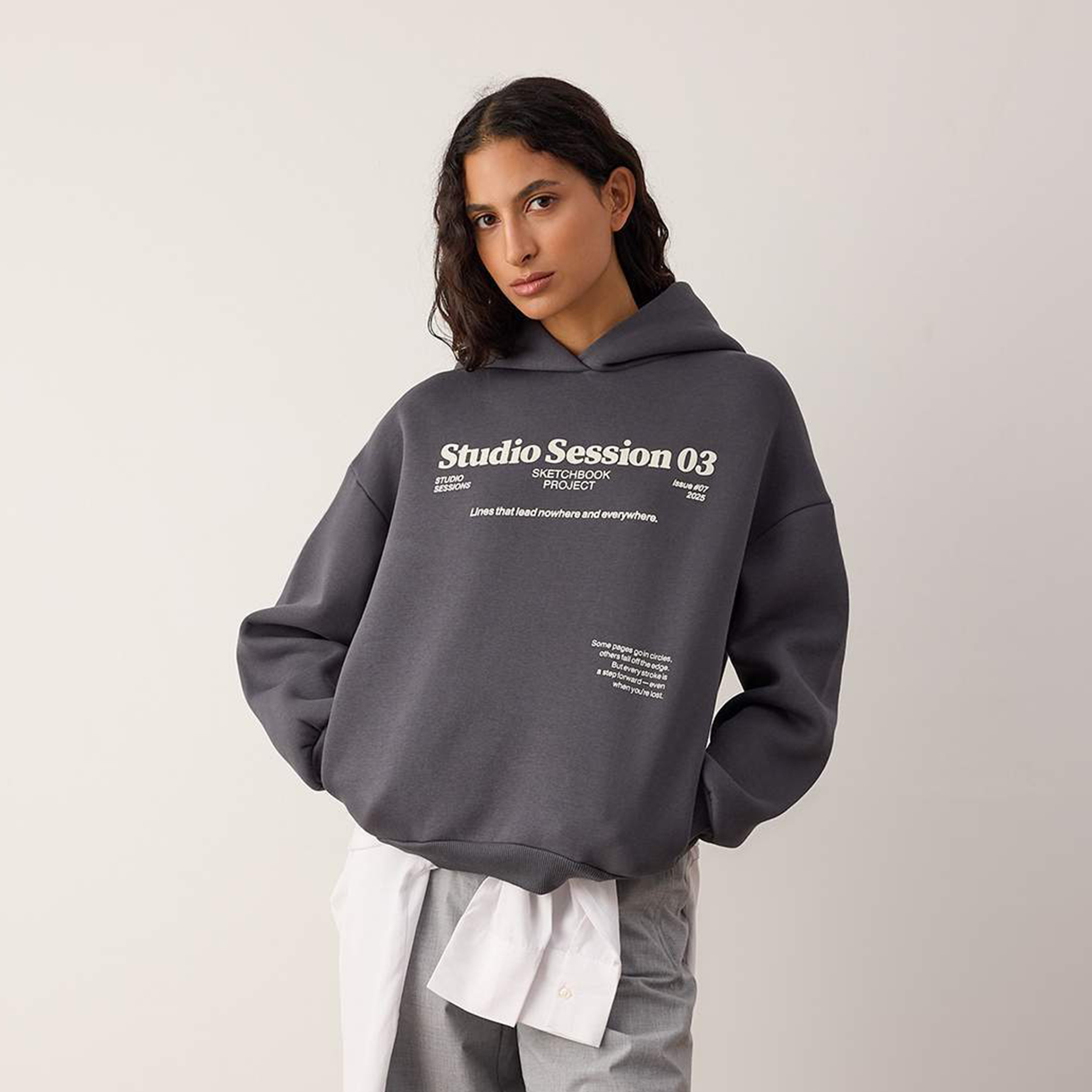 هودي حريمي رمادي بطبعة جرافيك وأكمام ساقطة من ترينديول ميلا-women-clothing-hoodiesandsweatshirts-sweatshirts-image-1