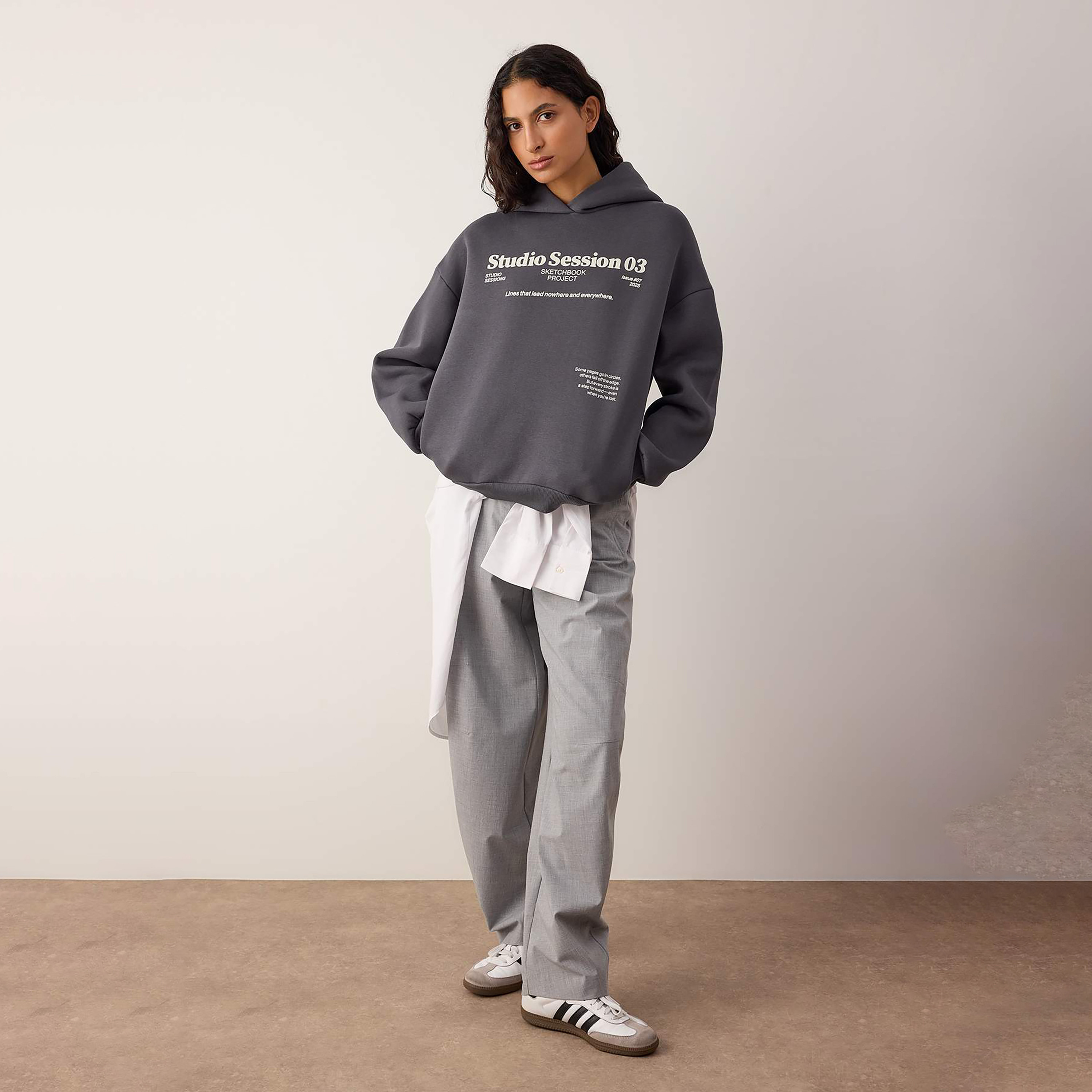 هودي حريمي رمادي بطبعة جرافيك وأكمام ساقطة من ترينديول ميلا-women-clothing-hoodiesandsweatshirts-sweatshirts-image-2