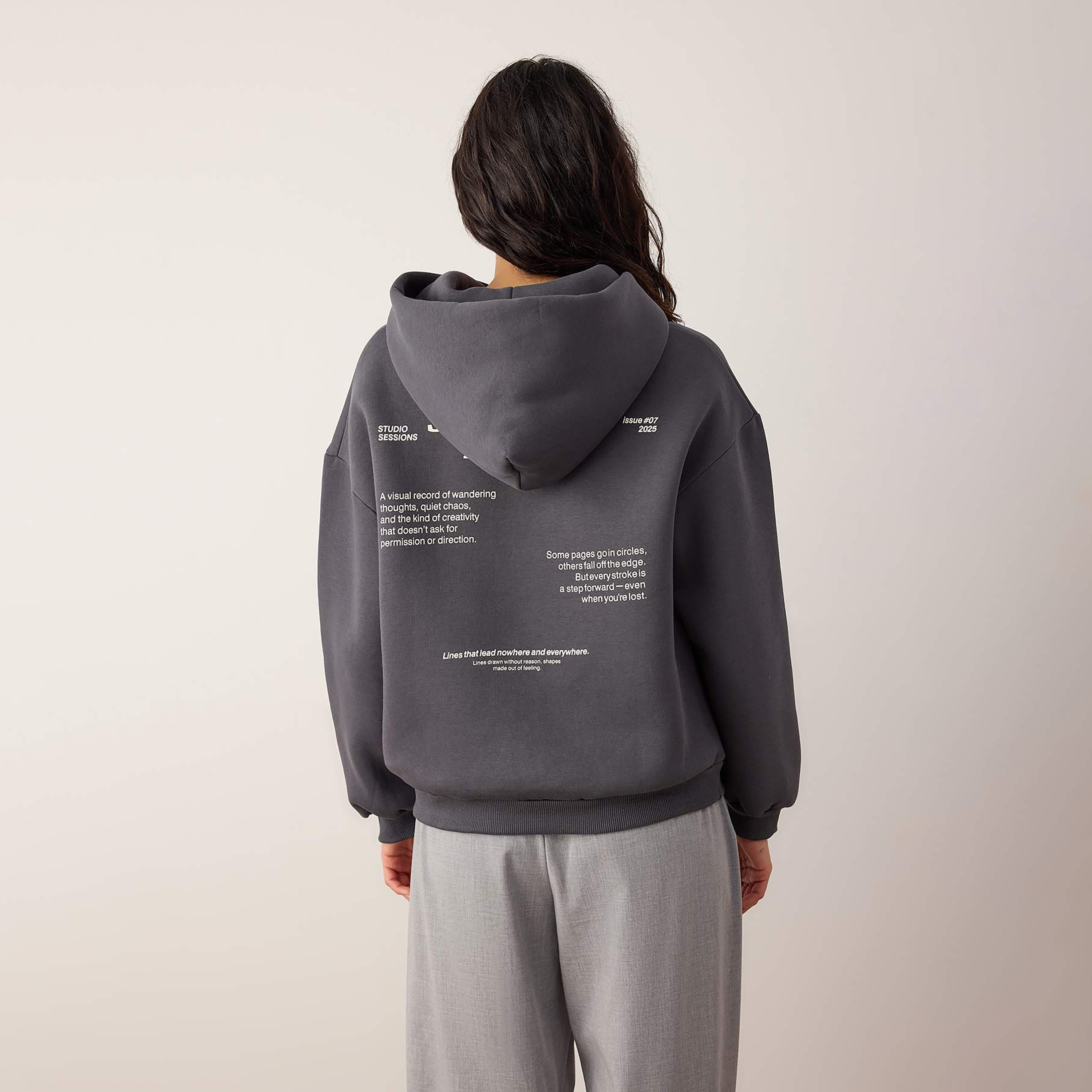 هودي حريمي رمادي بطبعة جرافيك وأكمام ساقطة من ترينديول ميلا-women-clothing-hoodiesandsweatshirts-sweatshirts-image-3