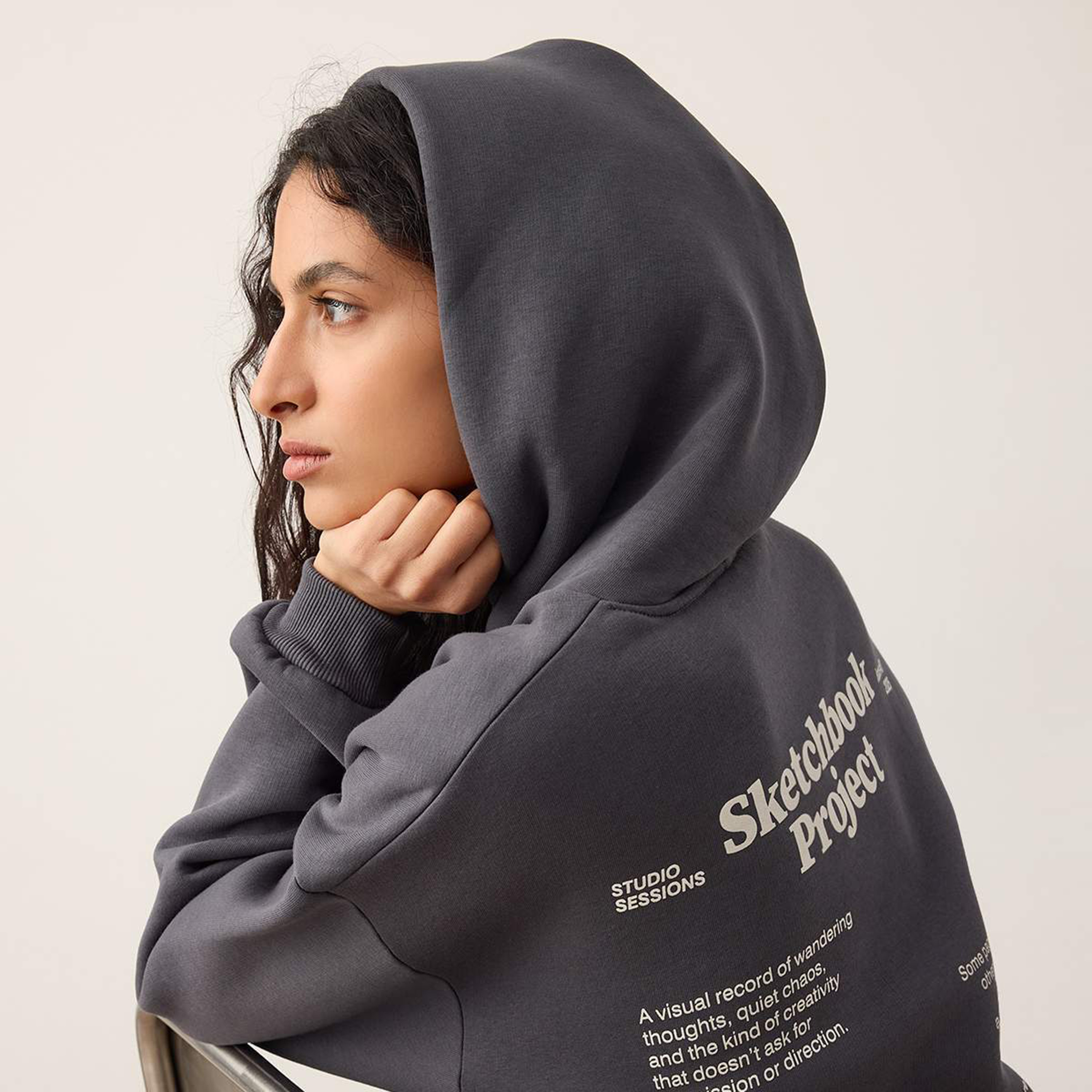 هودي حريمي رمادي بطبعة جرافيك وأكمام ساقطة من ترينديول ميلا-women-clothing-hoodiesandsweatshirts-sweatshirts-image-4