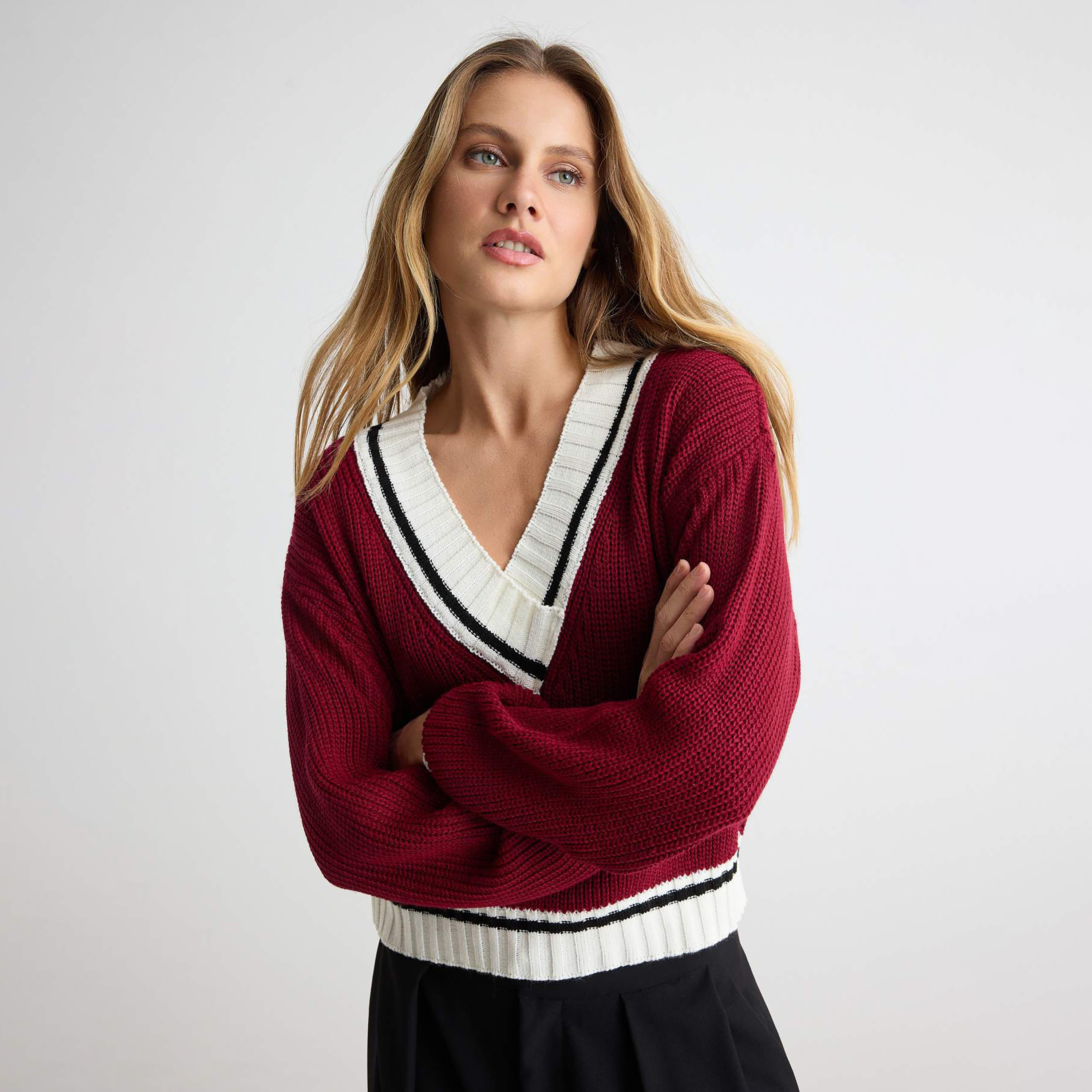 بلوفر حريمي أحمر بأكمام مسدلة وتفاصيل متباينة من ترينديول ميلا-women-winterwear-cardigansandjumpers-jumpers-image-1