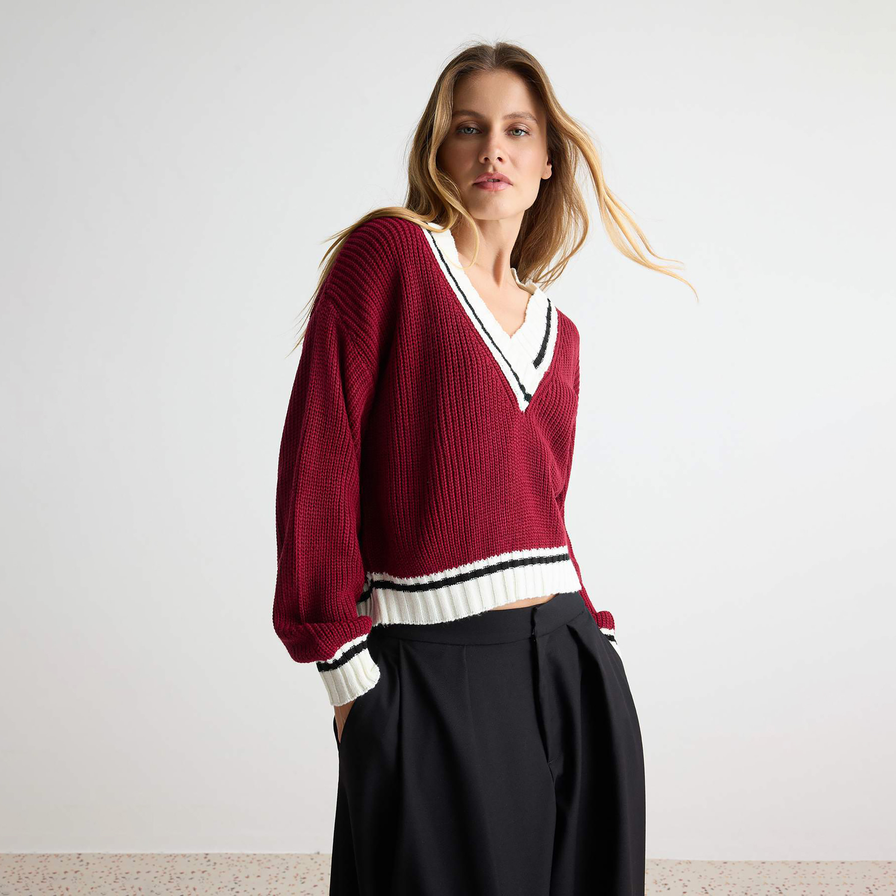 بلوفر حريمي أحمر بأكمام مسدلة وتفاصيل متباينة من ترينديول ميلا-women-winterwear-cardigansandjumpers-jumpers-image-2
