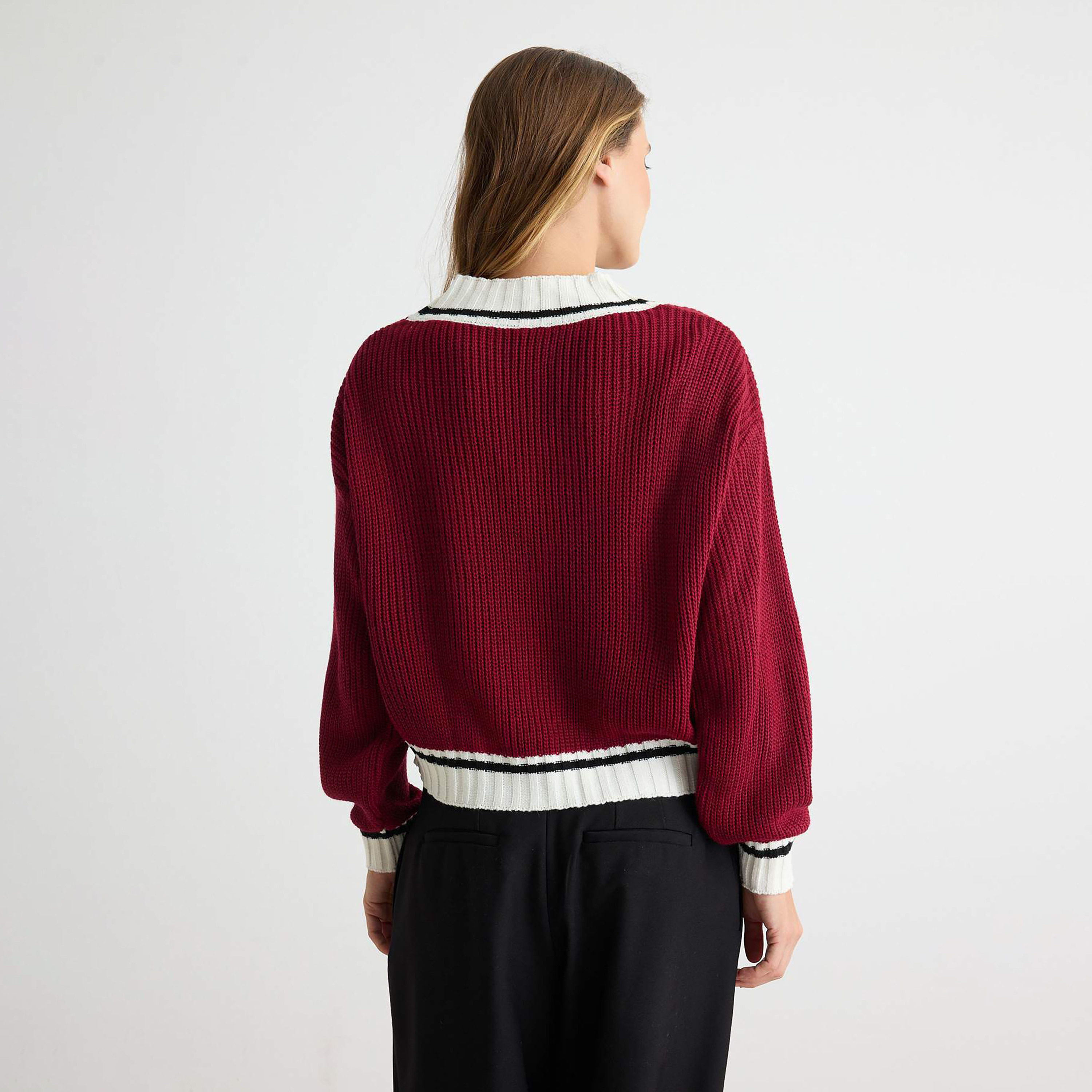 بلوفر حريمي أحمر بأكمام مسدلة وتفاصيل متباينة من ترينديول ميلا-women-winterwear-cardigansandjumpers-jumpers-image-3