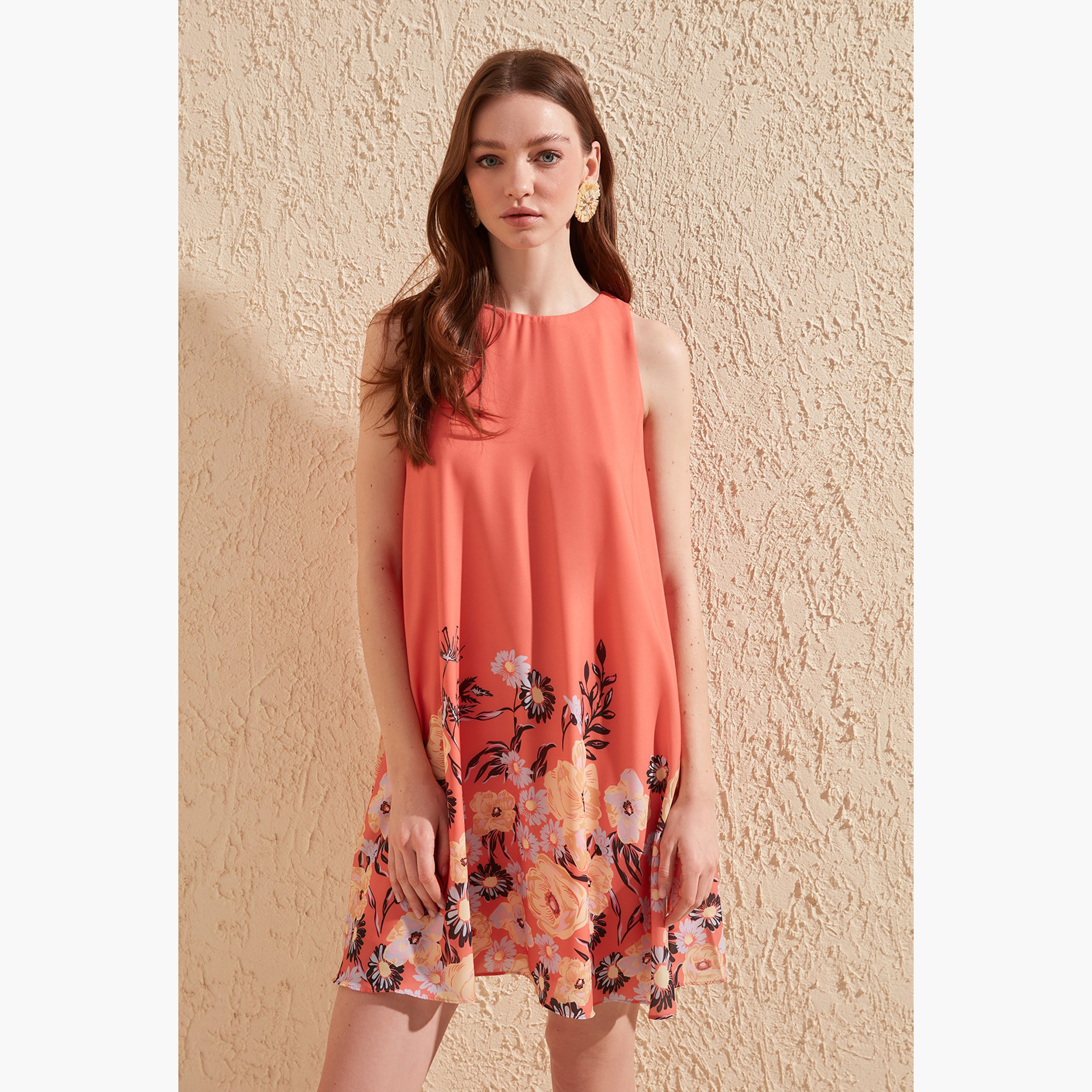فستان واسع ميني دون أكمام بياقة مستديرة وطبعات زهرية من ترينديول-women-clothing-dresses-image-3