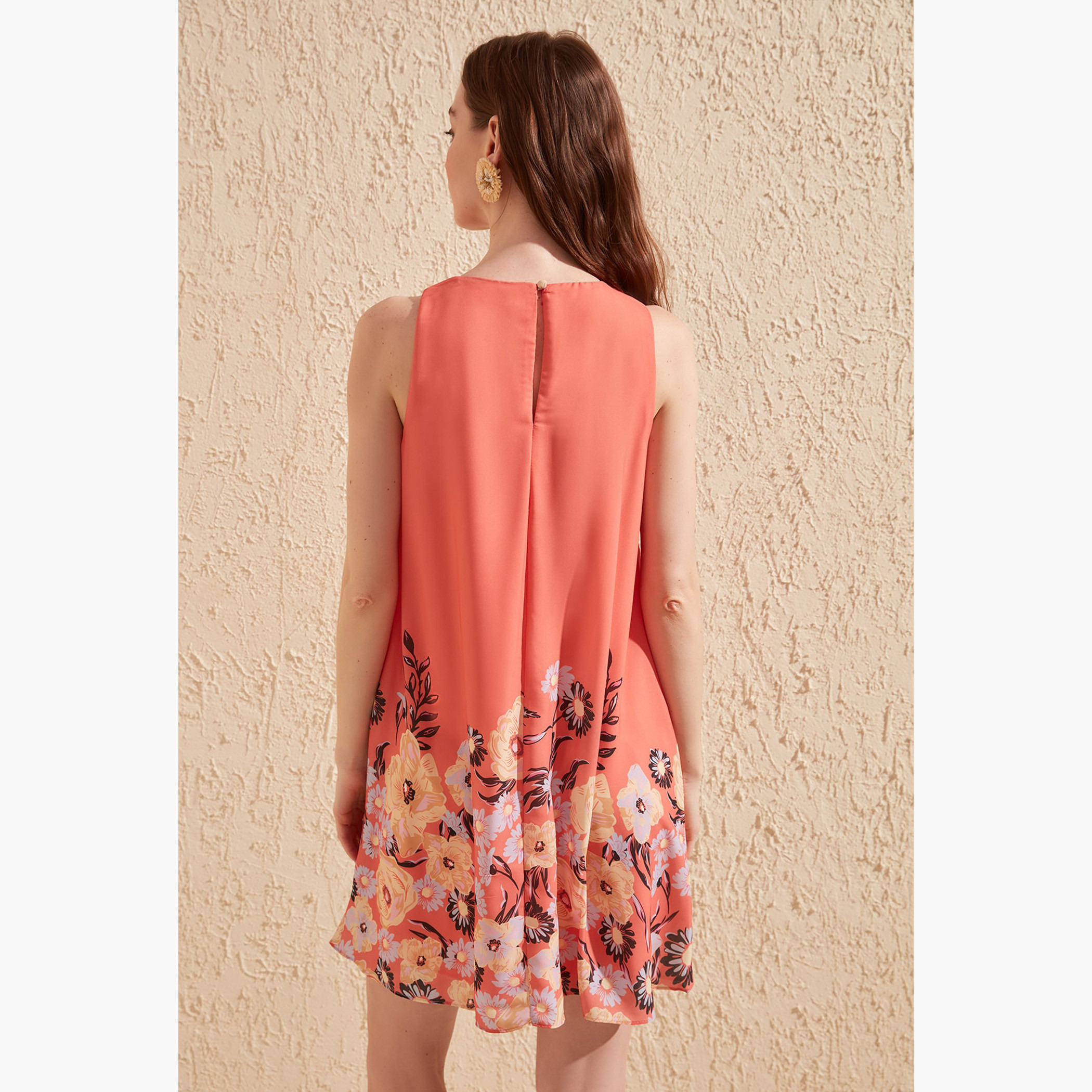 فستان واسع ميني دون أكمام بياقة مستديرة وطبعات زهرية من ترينديول-women-clothing-dresses-image-4