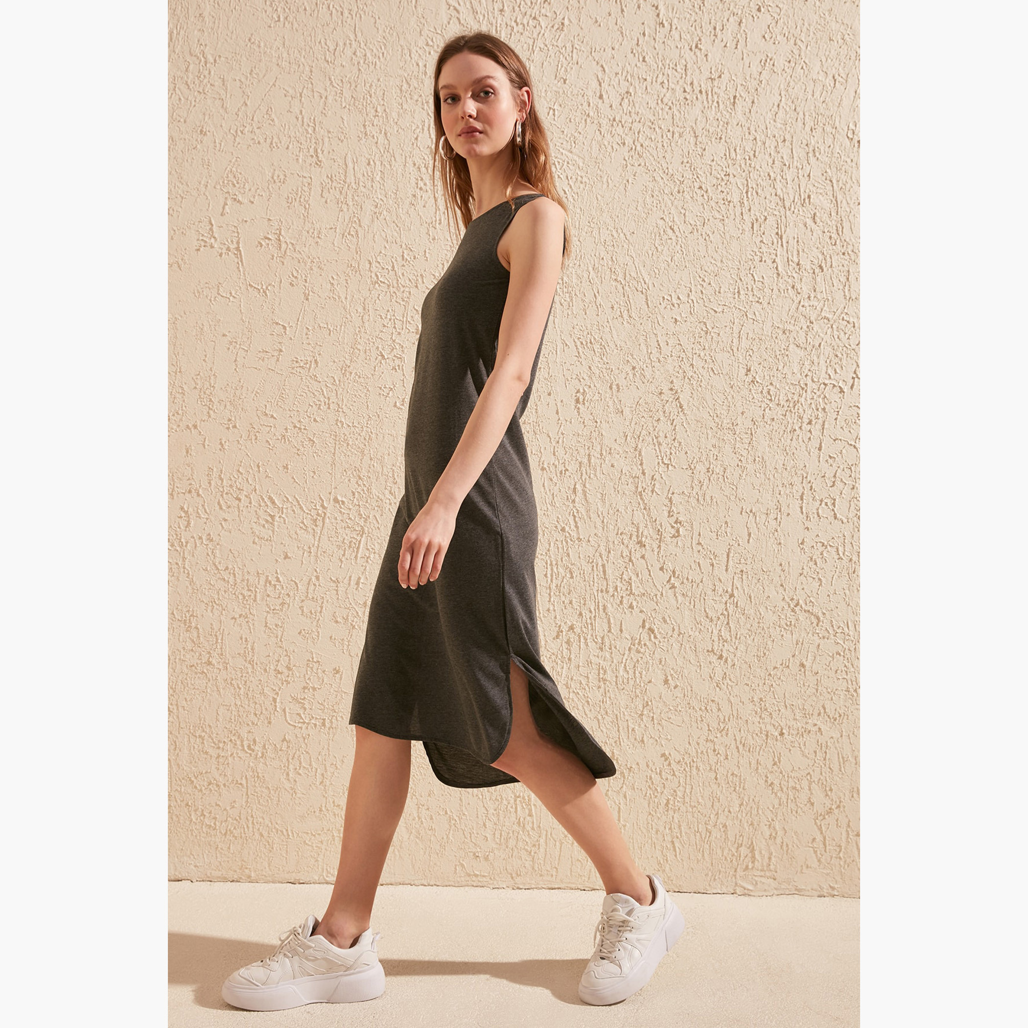 فستان ميدي غير متساو دون أكمام وفتحة جانبية من ترينديول-women-clothing-dresses-image-3