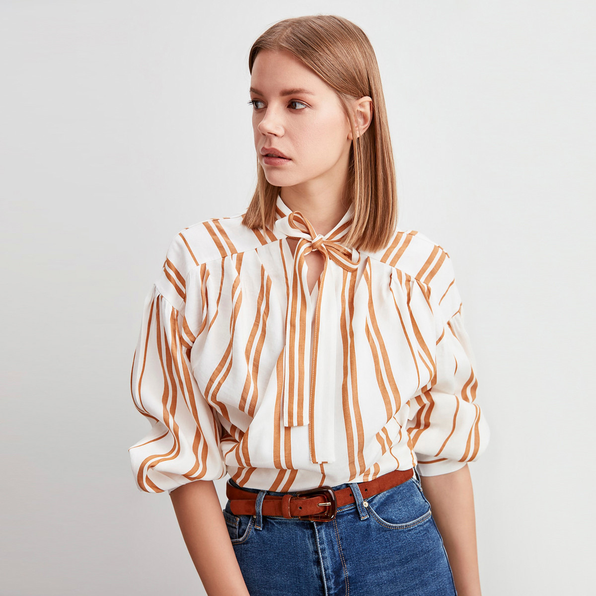 بلوزة مخطّطة بأكمام طويلة وربطة عنق من ترينديول-women-clothing-shirtsandblouses-blouses-image-1
