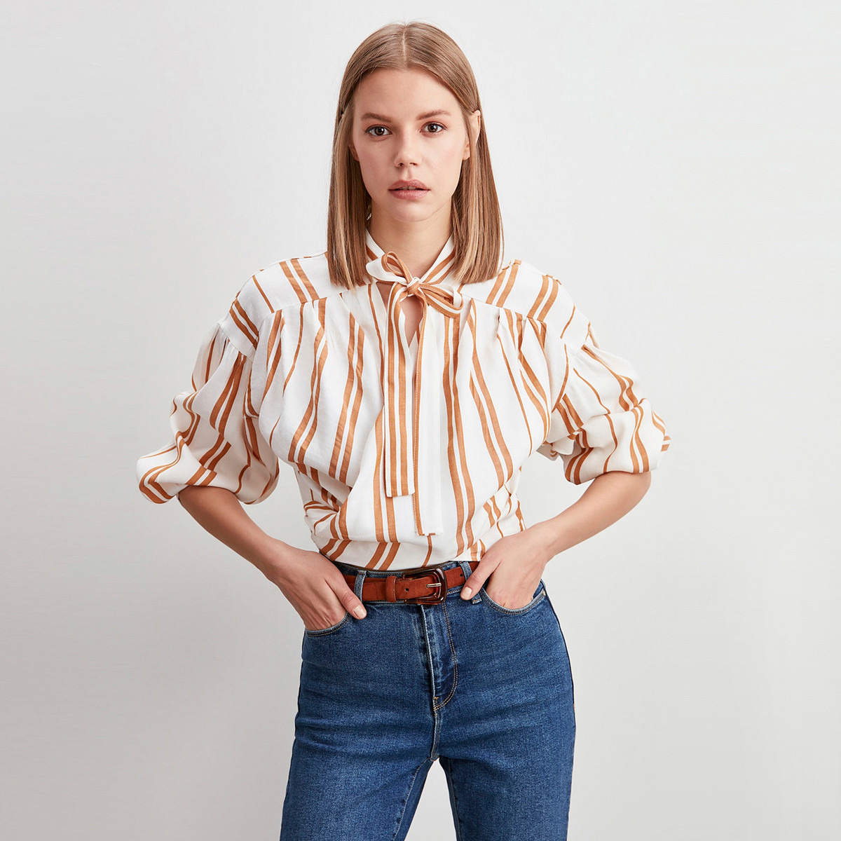 بلوزة مخطّطة بأكمام طويلة وربطة عنق من ترينديول-women-clothing-shirtsandblouses-blouses-image-2