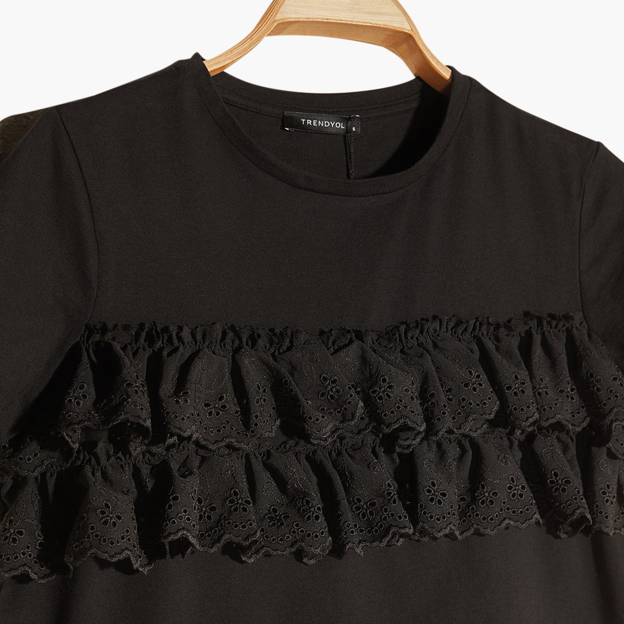 بلوزة سليم فيت بياقة مستديرة وأكمام قصيرة وتفاصيل كشكش من ترينديول-women-clothing-tshirts-image-2
