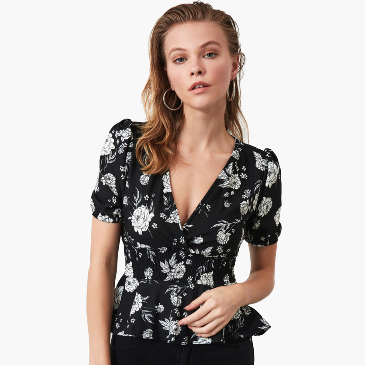 بلوزة بياقة V وأكمام قصيرة وكشكشة على الخصر وبطبعات أزهار من ترينديول-women-clothing-shirtsandblouses-blouses-image-1