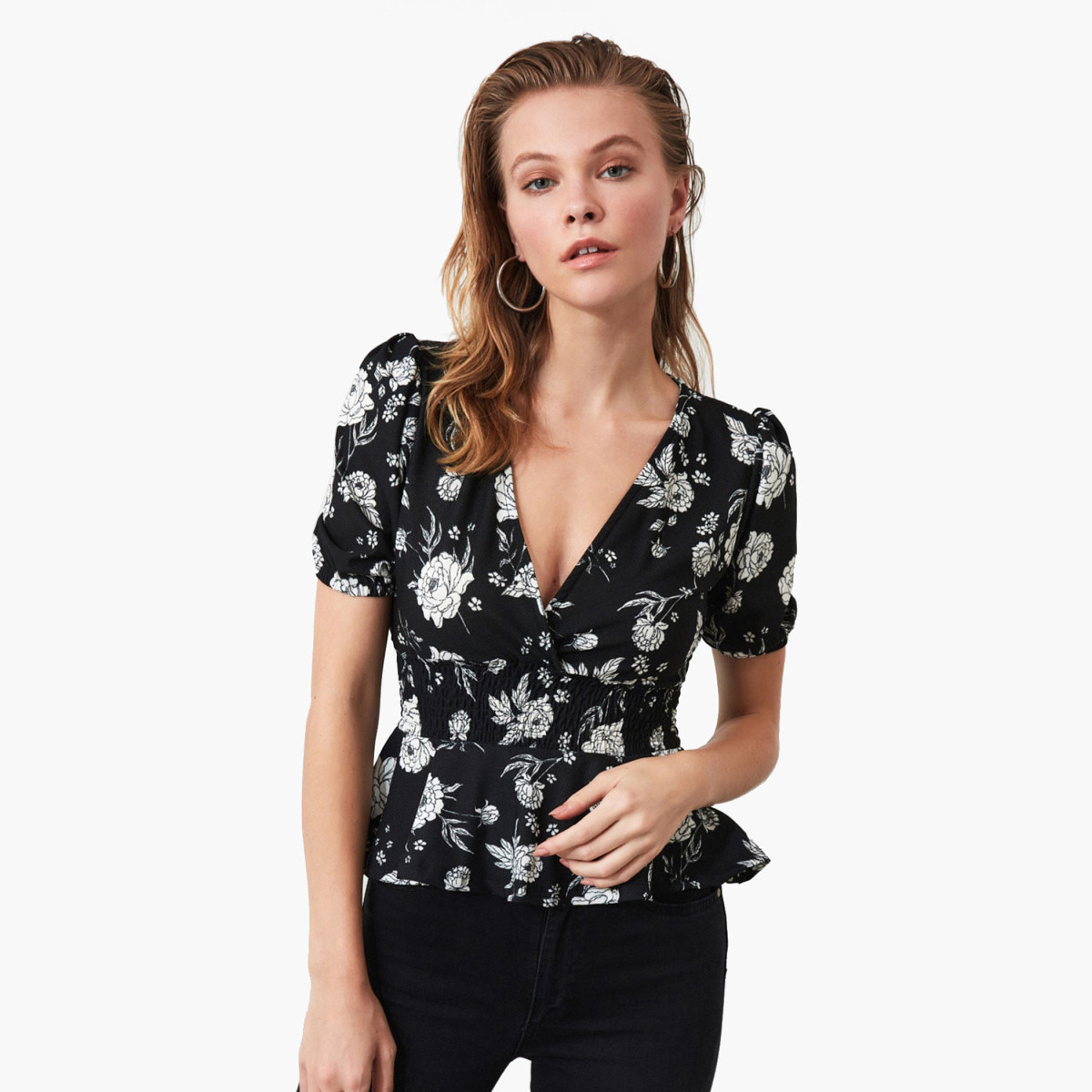بلوزة بياقة V وأكمام قصيرة وكشكشة على الخصر وبطبعات أزهار من ترينديول-women-clothing-shirtsandblouses-blouses-image-2