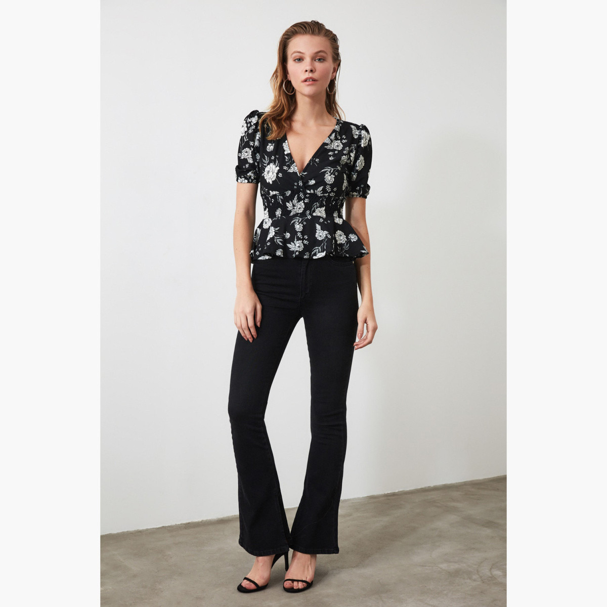 بلوزة بياقة V وأكمام قصيرة وكشكشة على الخصر وبطبعات أزهار من ترينديول-women-clothing-shirtsandblouses-blouses-image-3