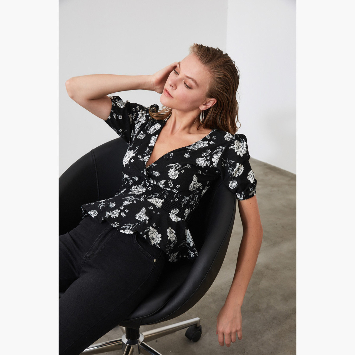 بلوزة بياقة V وأكمام قصيرة وكشكشة على الخصر وبطبعات أزهار من ترينديول-women-clothing-shirtsandblouses-blouses-image-5
