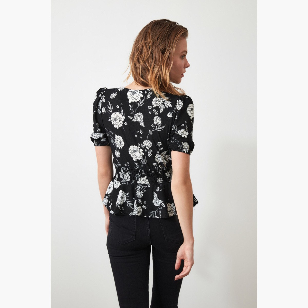 بلوزة بياقة V وأكمام قصيرة وكشكشة على الخصر وبطبعات أزهار من ترينديول-women-clothing-shirtsandblouses-blouses-image-6