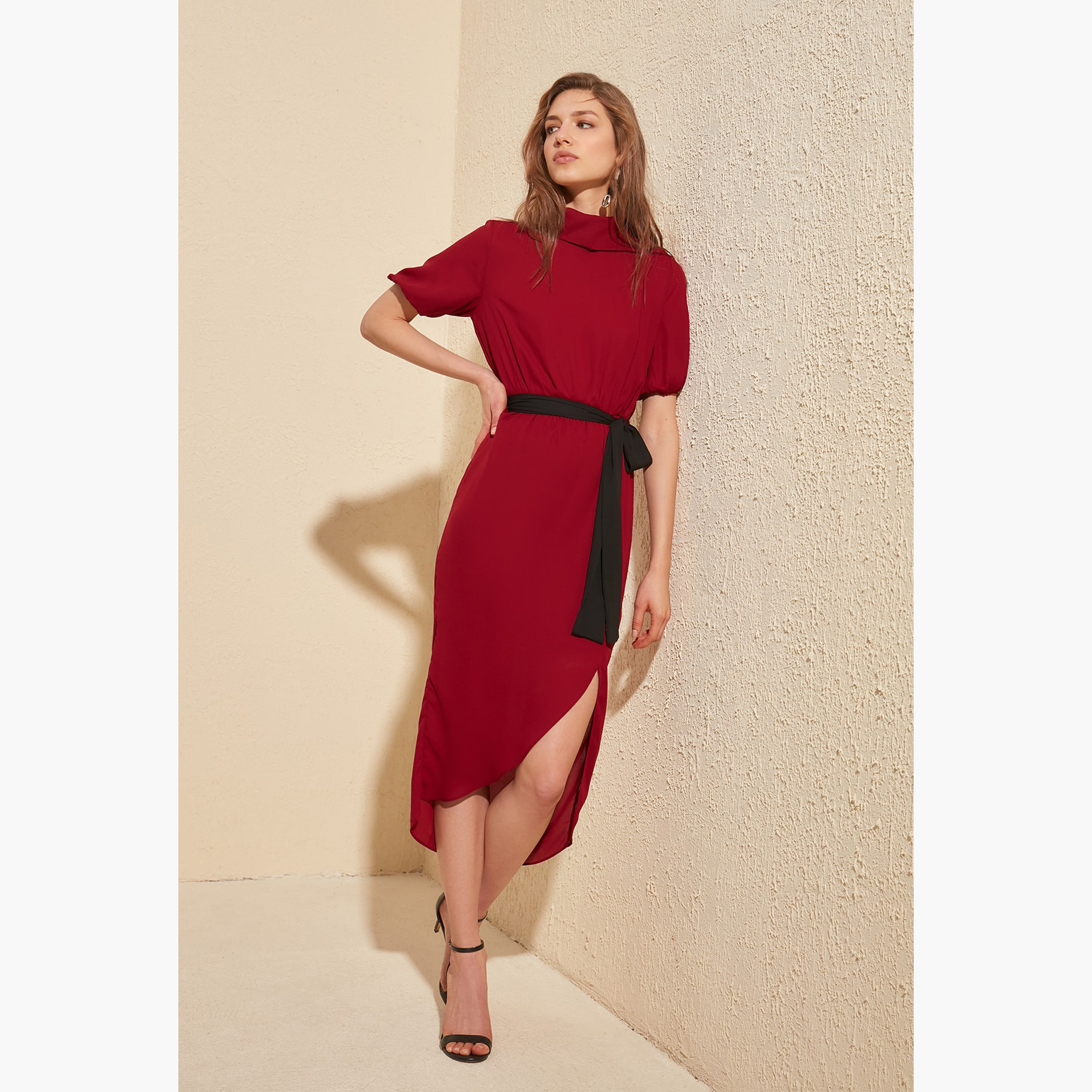 فستان ميدي طويل وقصير وياقة مطوية وتفاصيل فتحة جانبية من ترينديول-women-clothing-dresses-image-2