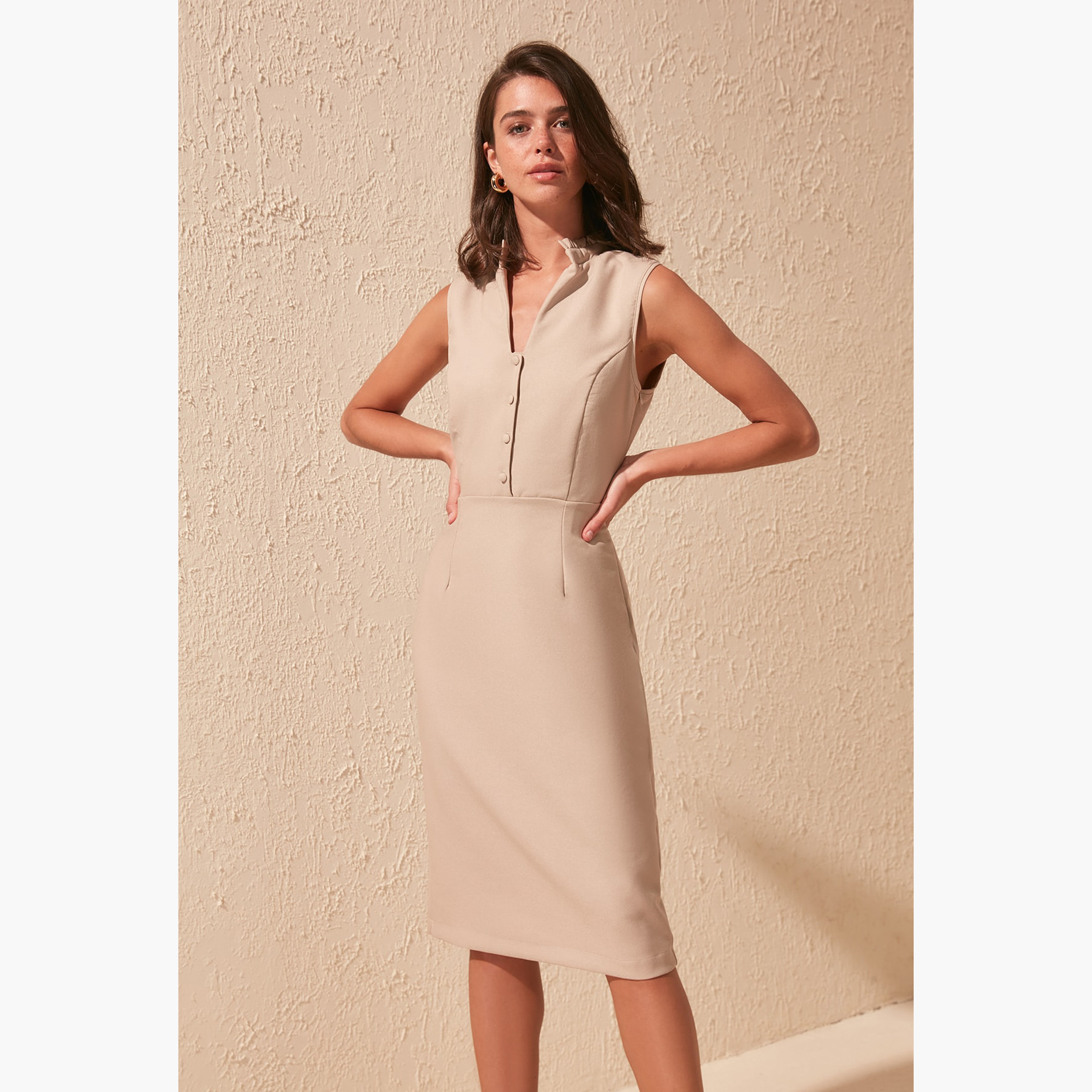 فستان ميدي سادة بقصّة ضيّقة دون أكمام وتفاصيل زر من ترينديول-women-clothing-dresses-image-1