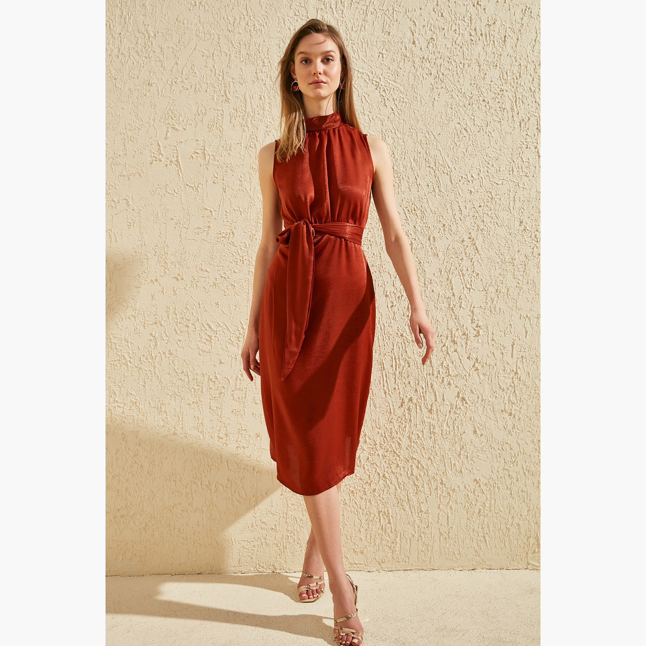 فستان ميدي واسع بدون أكمام وبياقة طوق وأربطة على الخصر من ترينديول-women-clothing-dresses-image-2