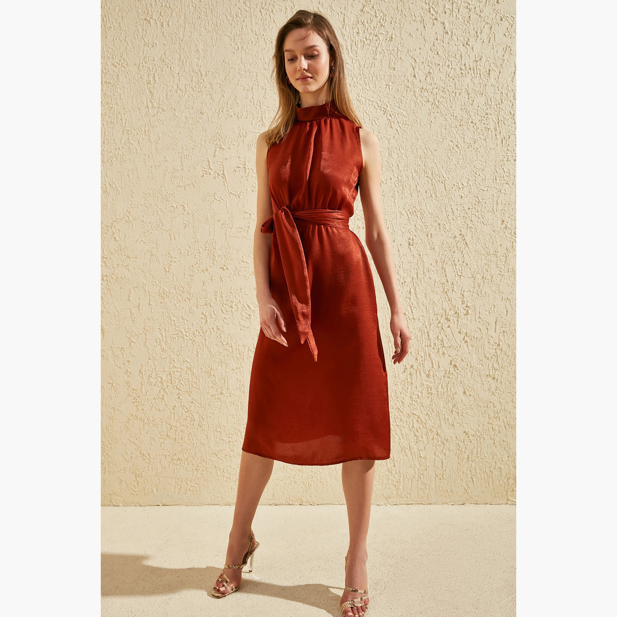 فستان ميدي واسع بدون أكمام وبياقة طوق وأربطة على الخصر من ترينديول-women-clothing-dresses-image-3