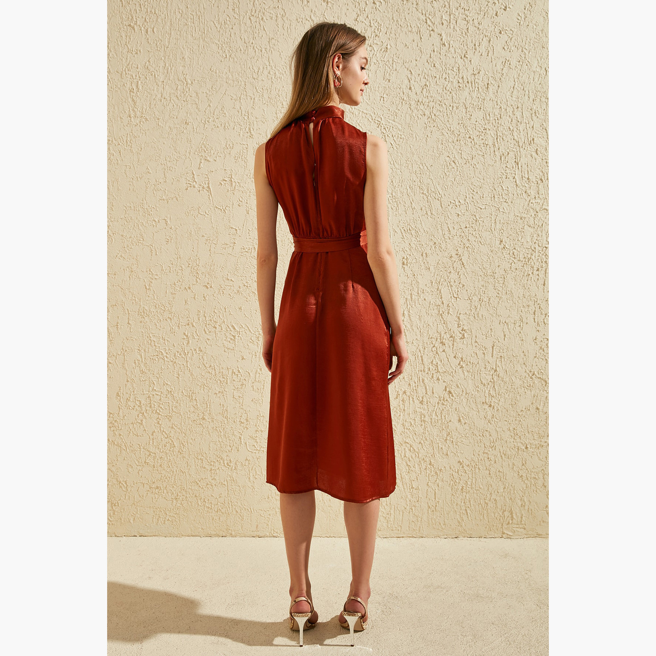 فستان ميدي واسع بدون أكمام وبياقة طوق وأربطة على الخصر من ترينديول-women-clothing-dresses-image-5