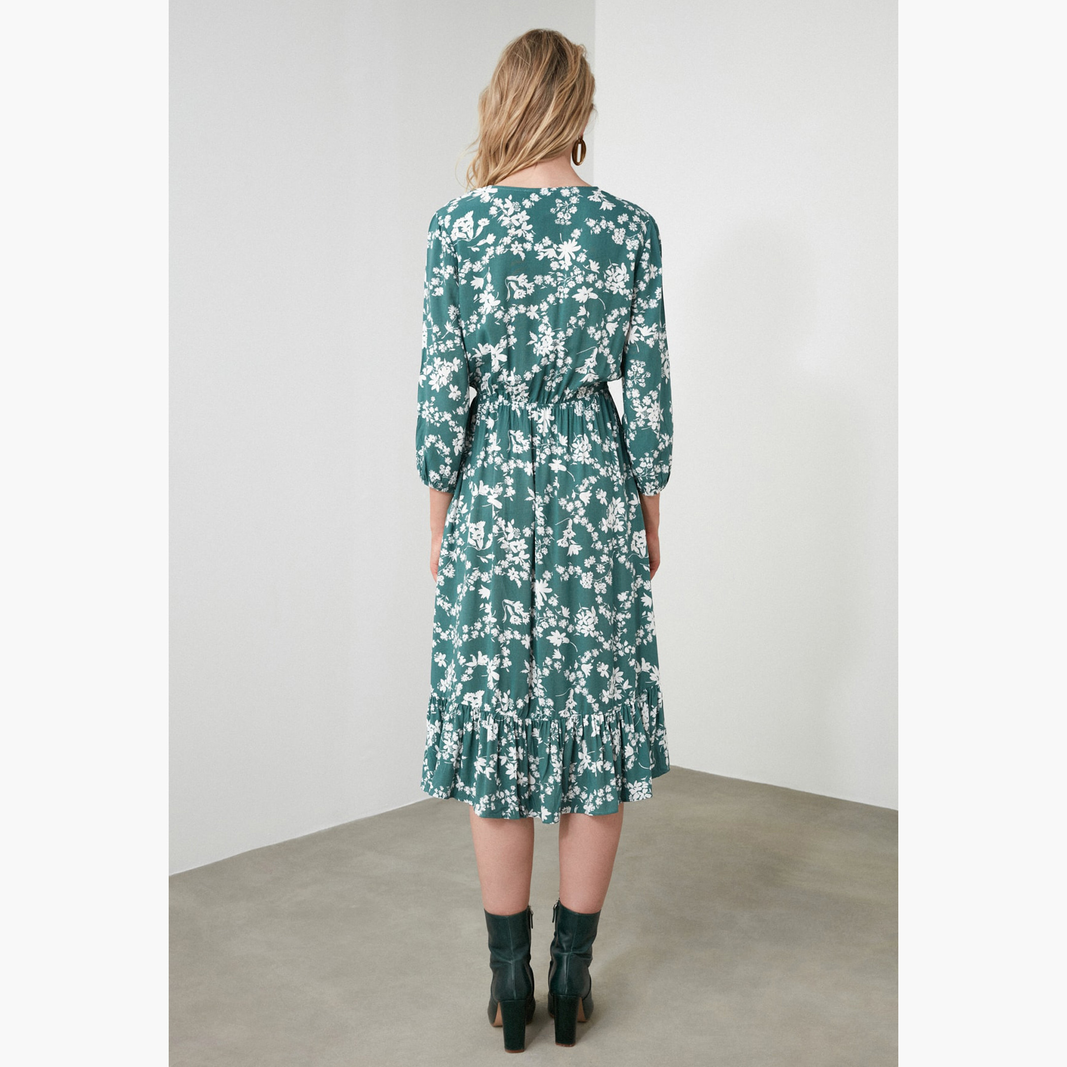 فستان ميدي إيه لاين بطبعات أزهار وياقة v وأكمام طويلة من ترينديول-women-clothing-dresses-image-4