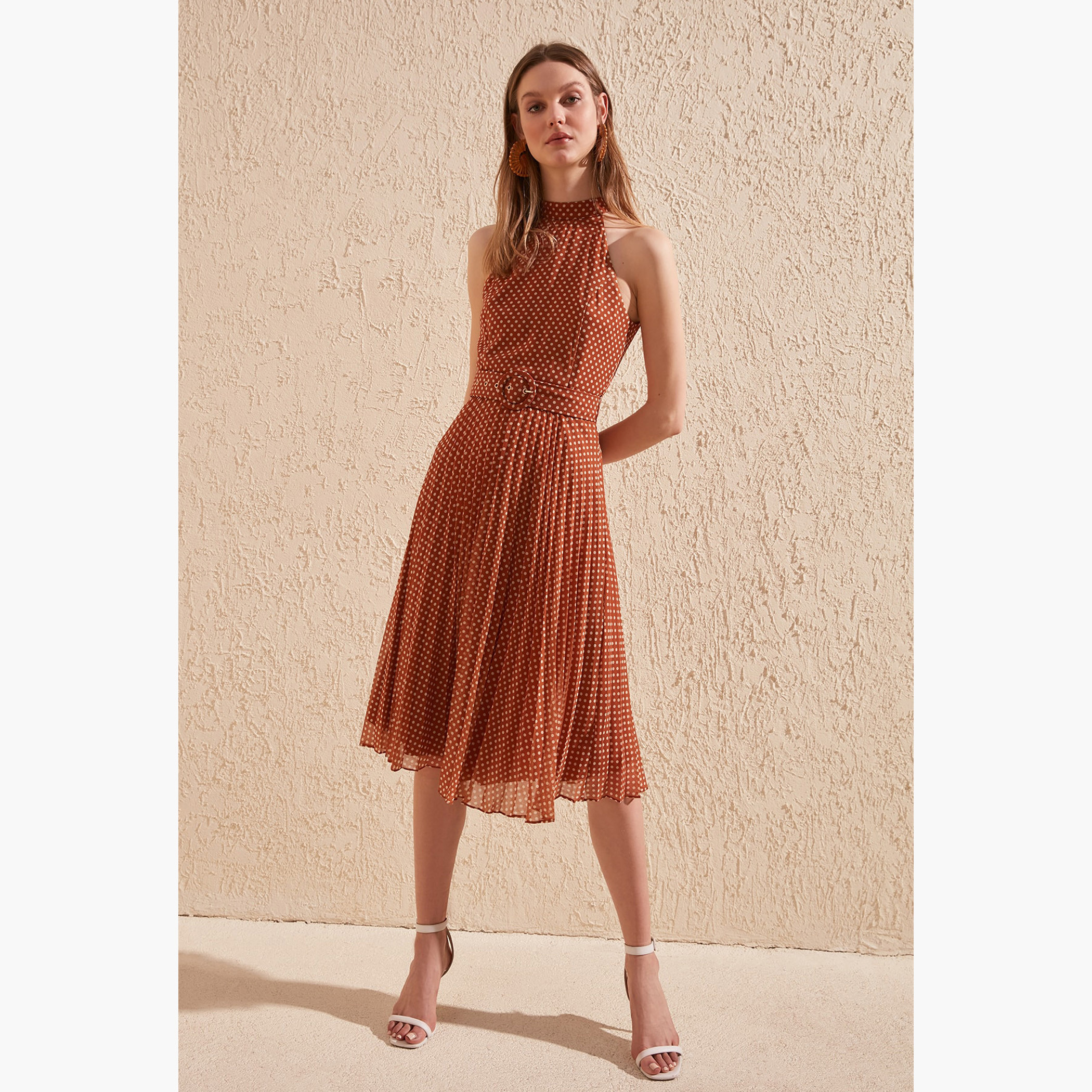 فستان إيه لاين ميدي منقّط دون أكمام وبياقة هالتر من ترينديول-women-clothing-dresses-image-3