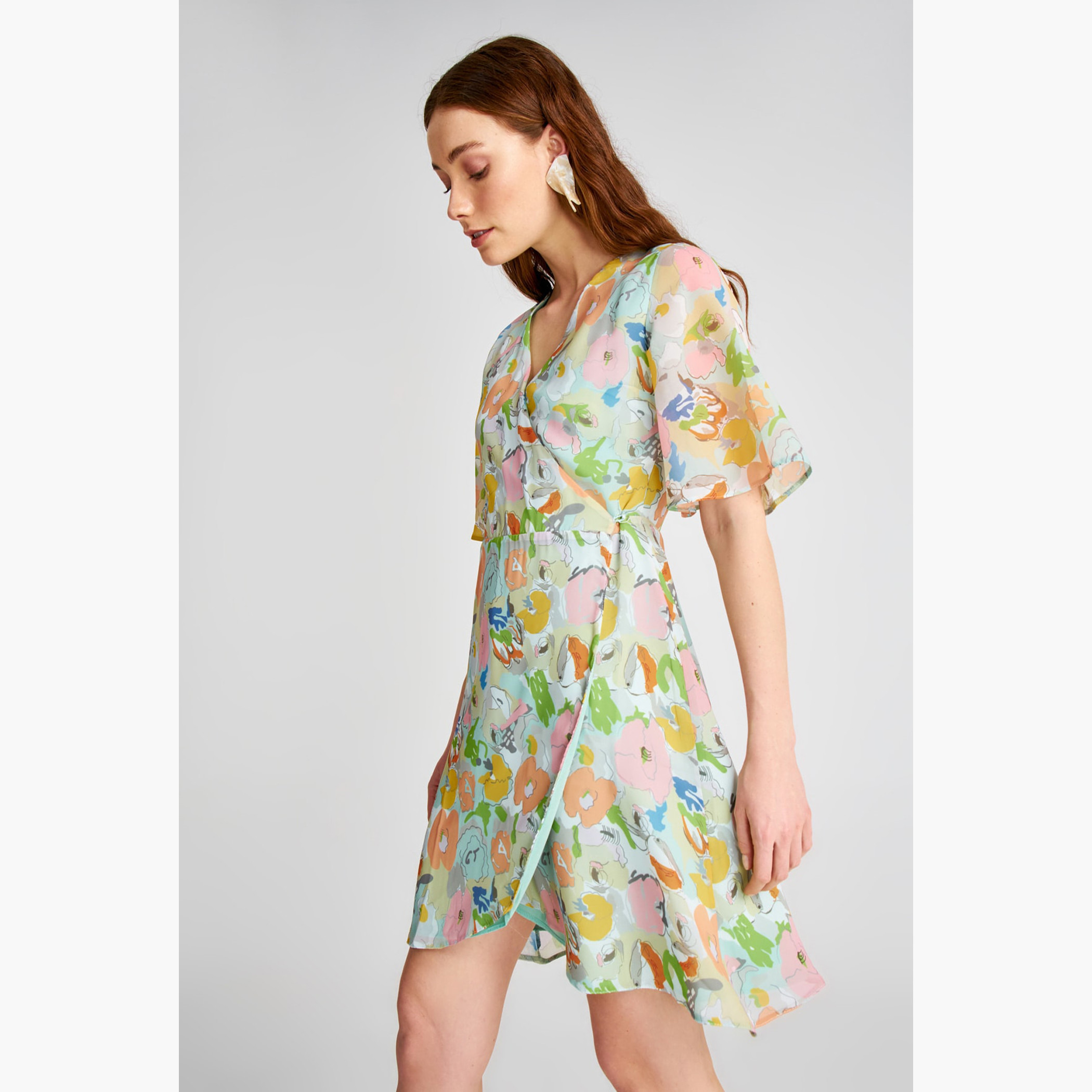 فستان قصير واسع بياقة V وأكمام قصيرة و طبعات أزهار من ترينديول-women-clothing-dresses-image-2