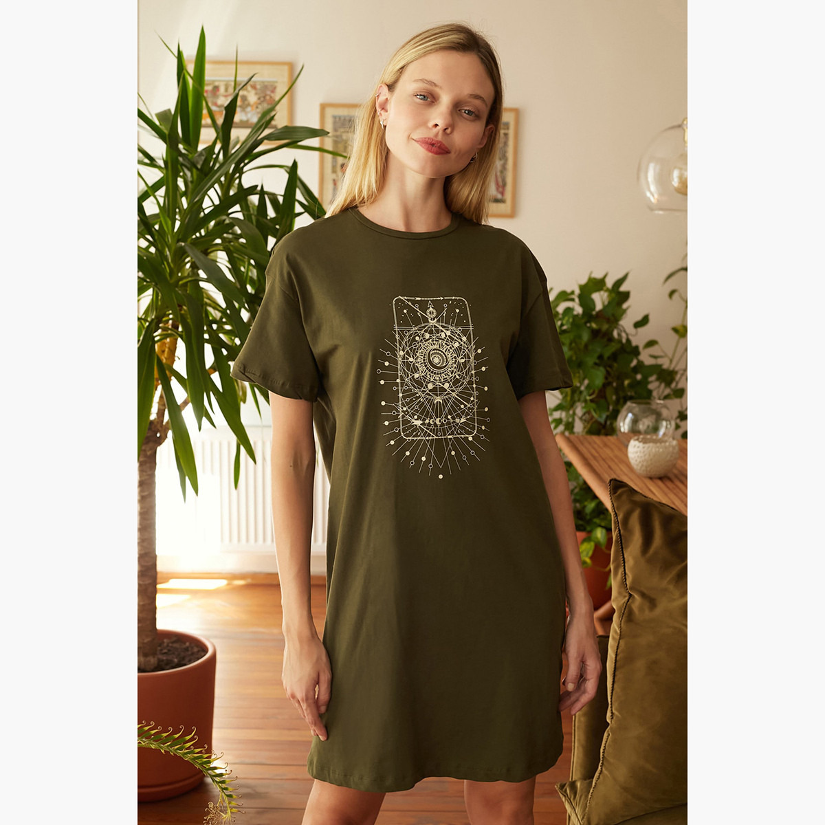فستان تيشيرت قصير بطبعات وياقة مستديرة وأكمام قصيرة من ترينديول-women-clothing-dresses-image-1