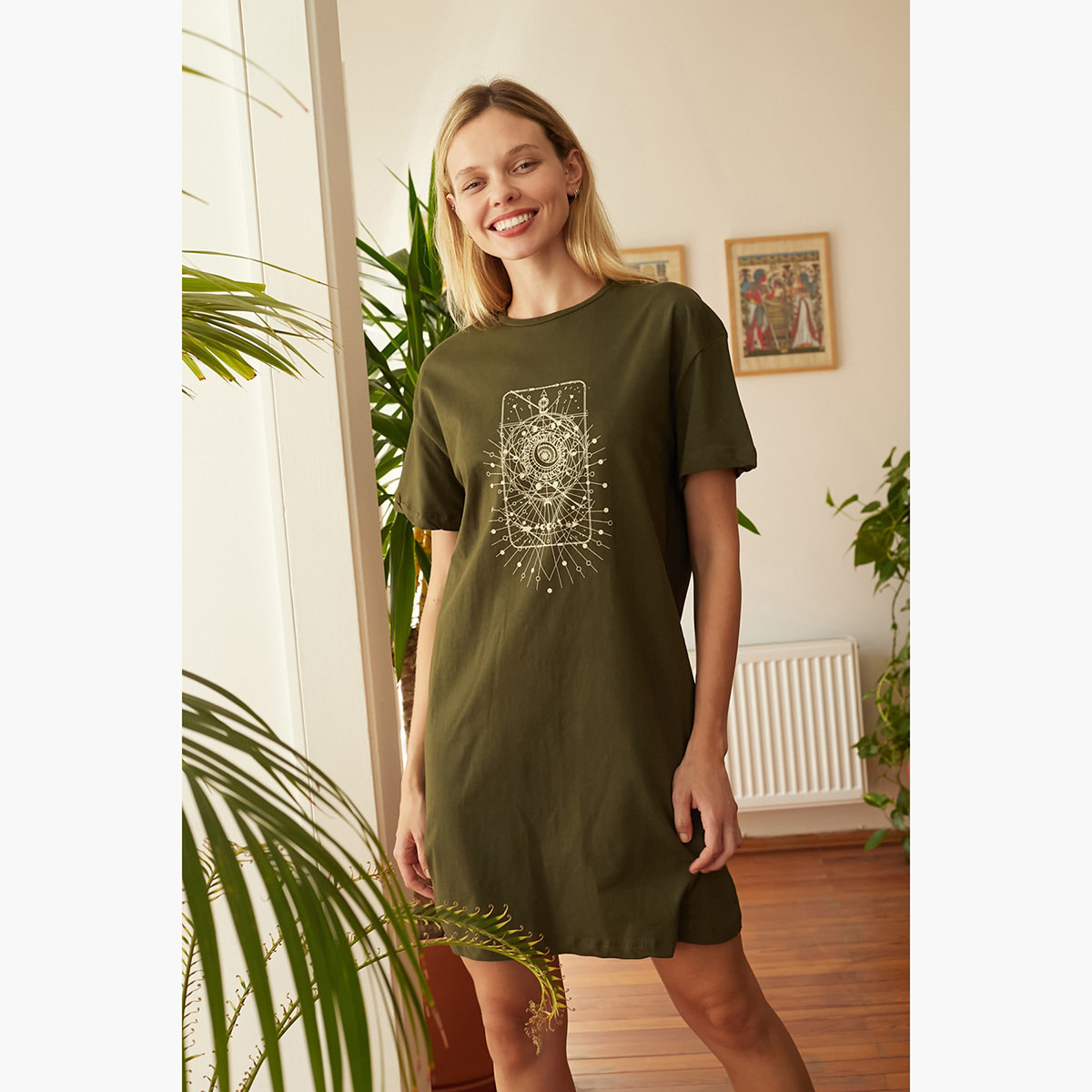 فستان تيشيرت قصير بطبعات وياقة مستديرة وأكمام قصيرة من ترينديول-women-clothing-dresses-image-3