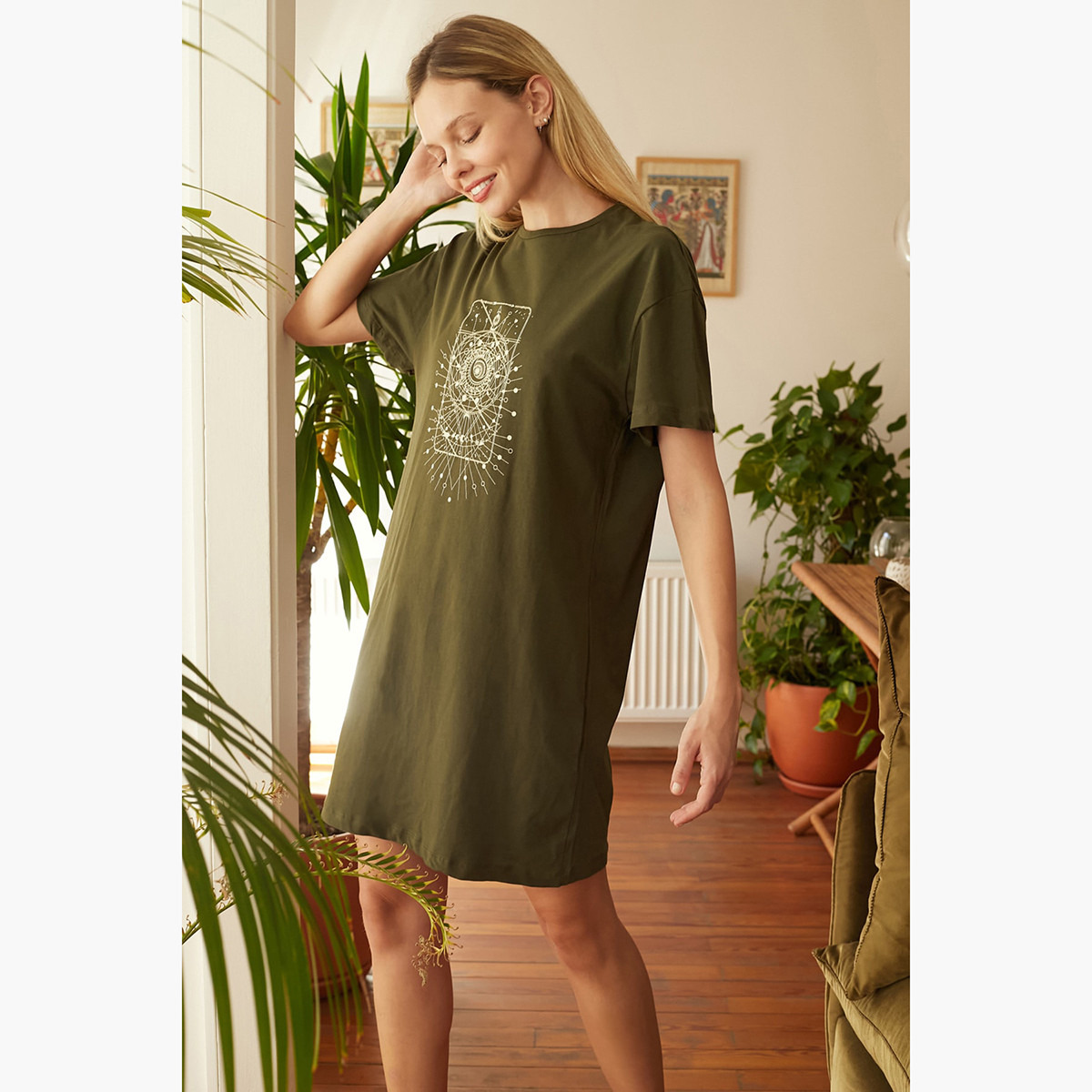 فستان تيشيرت قصير بطبعات وياقة مستديرة وأكمام قصيرة من ترينديول-women-clothing-dresses-image-4