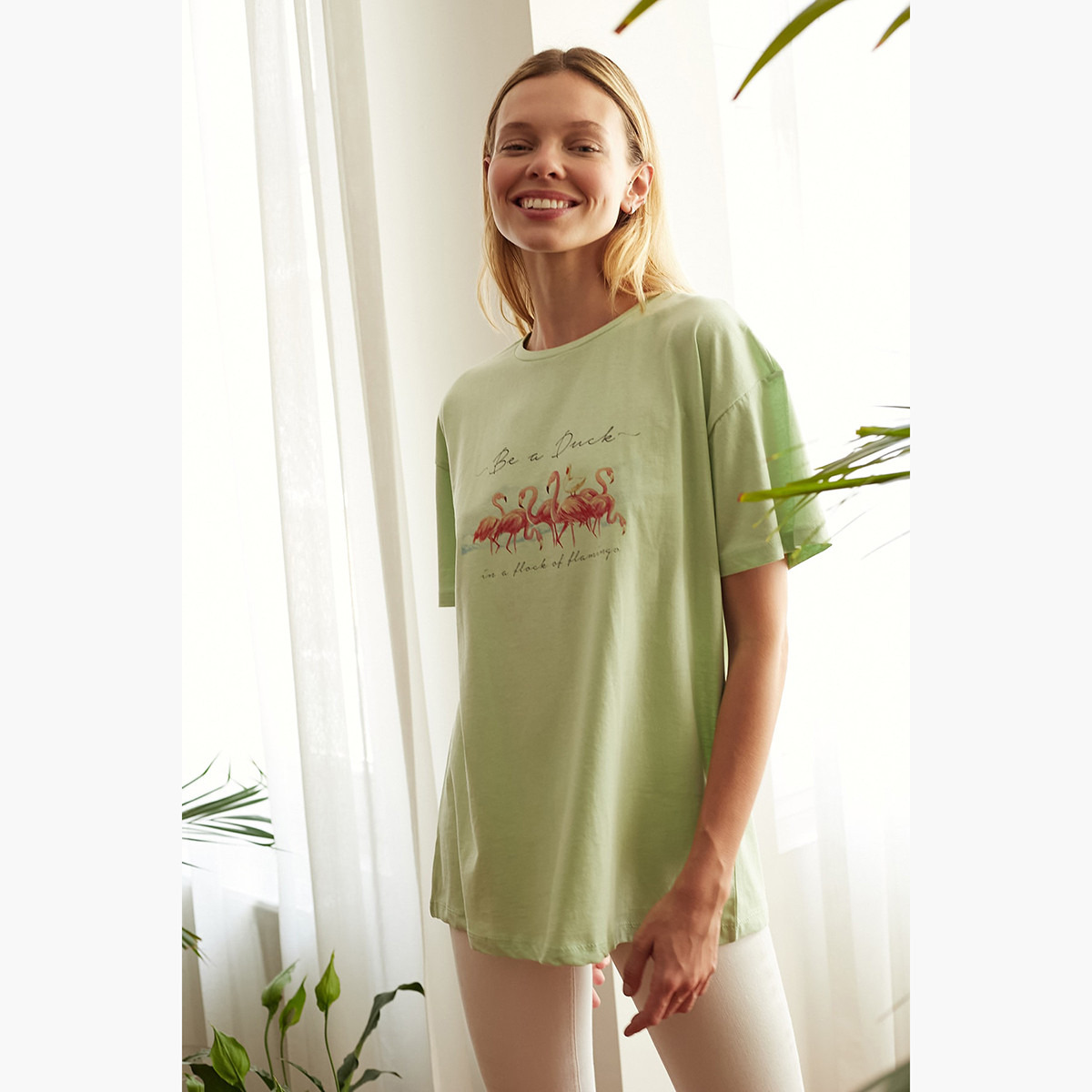 تيشيرت بياقة ضيقة وأكمام قصيرة وطبعات جرافيك من ترينديول-women-clothing-tshirts-image-3