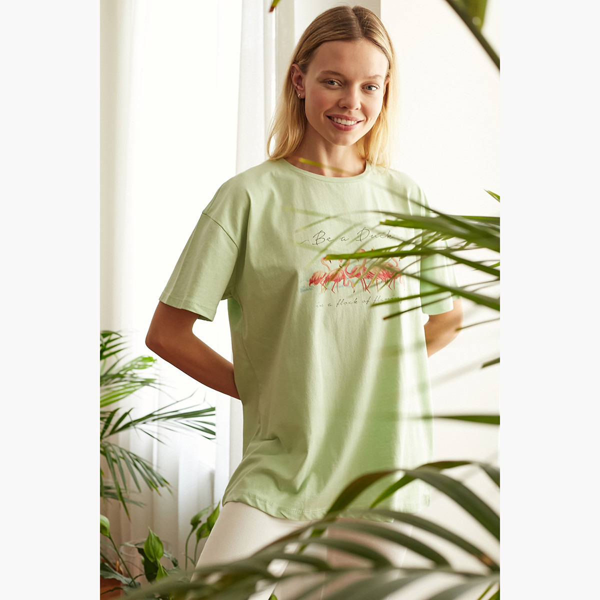 تيشيرت بياقة ضيقة وأكمام قصيرة وطبعات جرافيك من ترينديول-women-clothing-tshirts-image-4