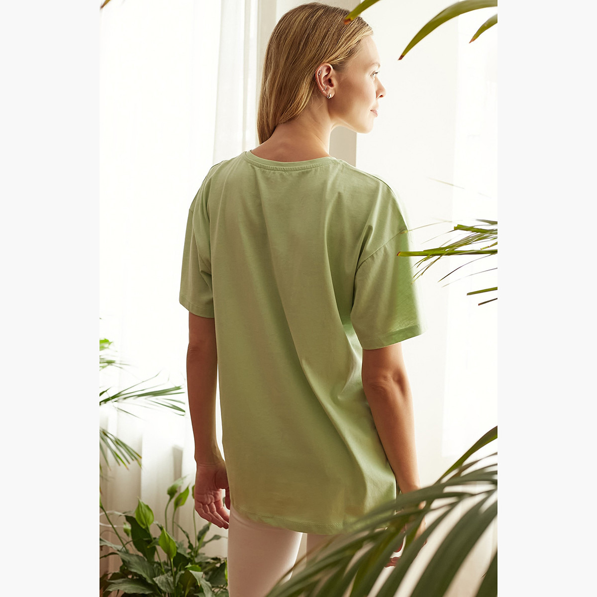 تيشيرت بياقة ضيقة وأكمام قصيرة وطبعات جرافيك من ترينديول-women-clothing-tshirts-image-6
