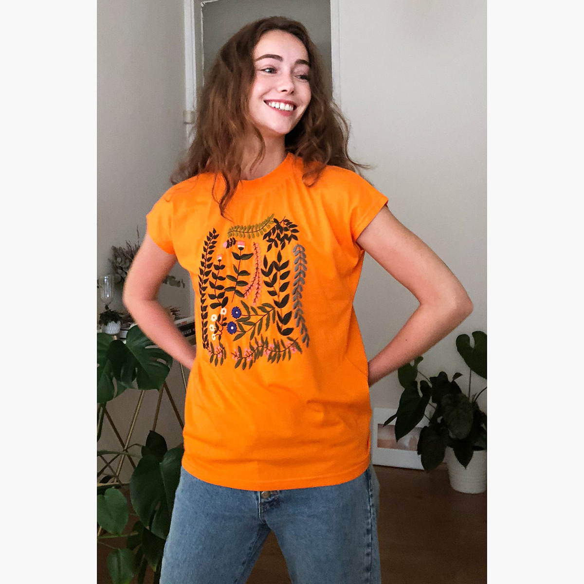 تيشيرت مطّرز بياقة ضيّقة وأكمام كاب من ترينديول-women-clothing-tshirts-image-1