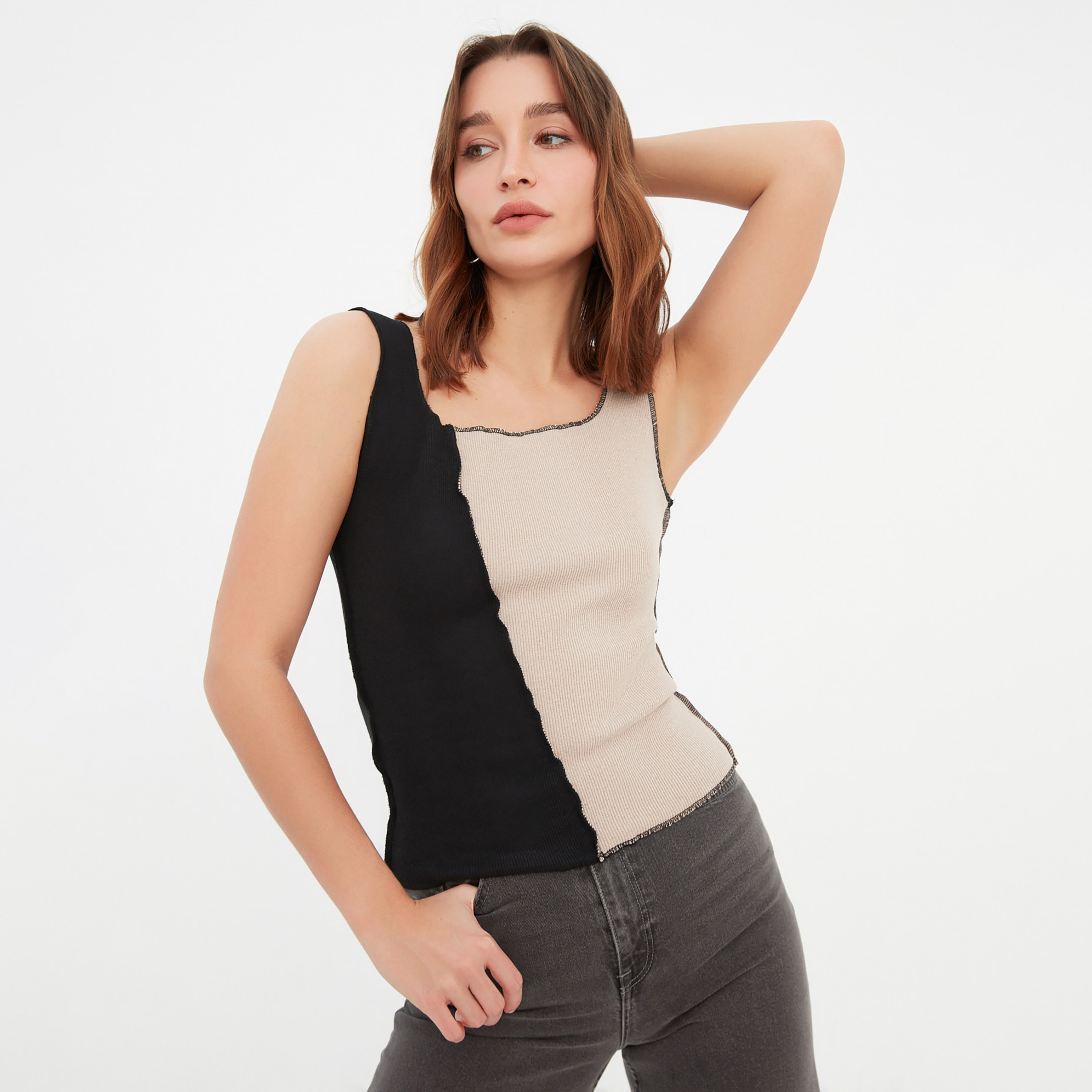 توب نسائي بدون أكمام بلون أسود مع مزين من ترينديول-women-clothing-shirtsandblouses-blouses-image-1