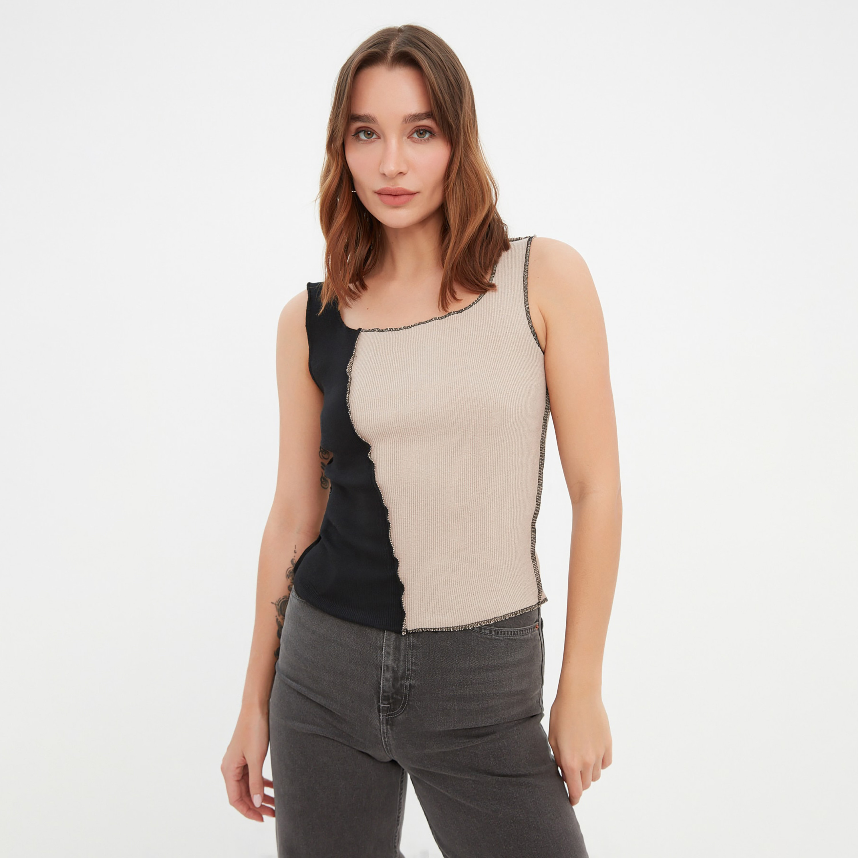 توب نسائي بدون أكمام بلون أسود مع مزين من ترينديول-women-clothing-shirtsandblouses-blouses-image-2