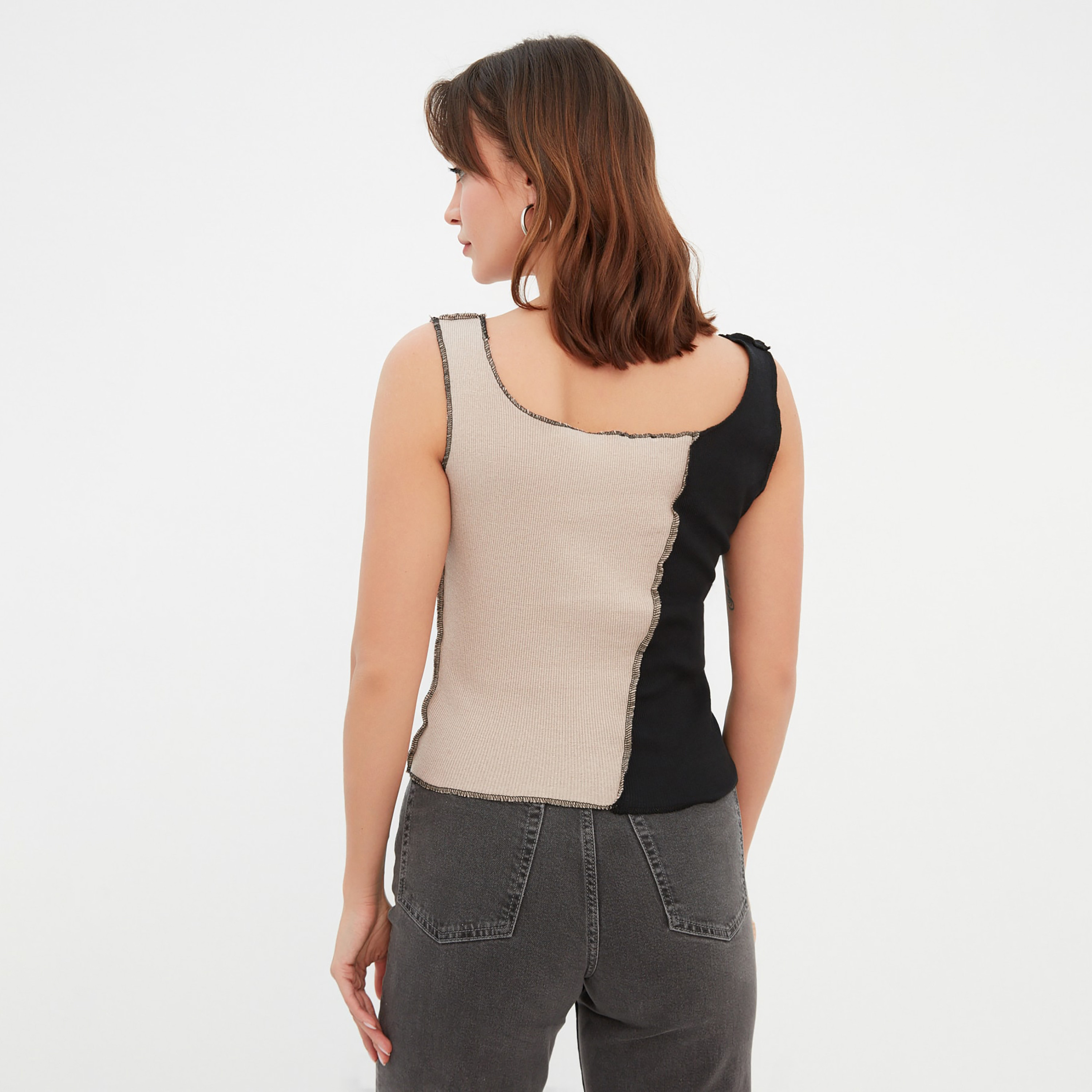 توب نسائي بدون أكمام بلون أسود مع مزين من ترينديول-women-clothing-shirtsandblouses-blouses-image-5