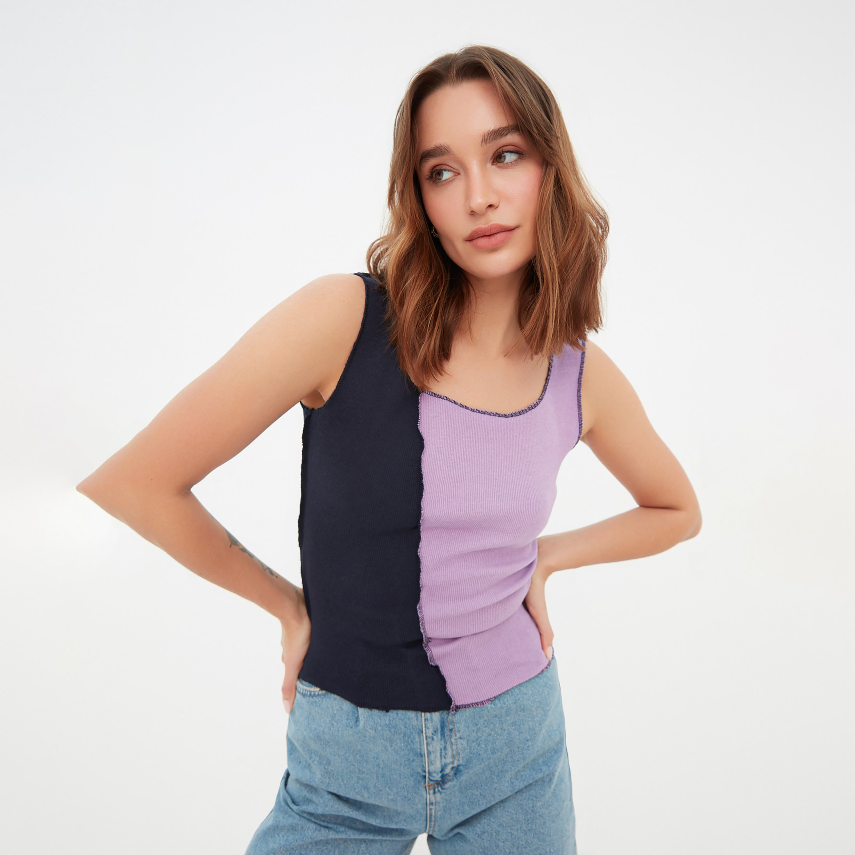 توب نسائي بدون أكمام بلون أسود مع مزين من ترينديول-women-clothing-shirtsandblouses-blouses-image-7