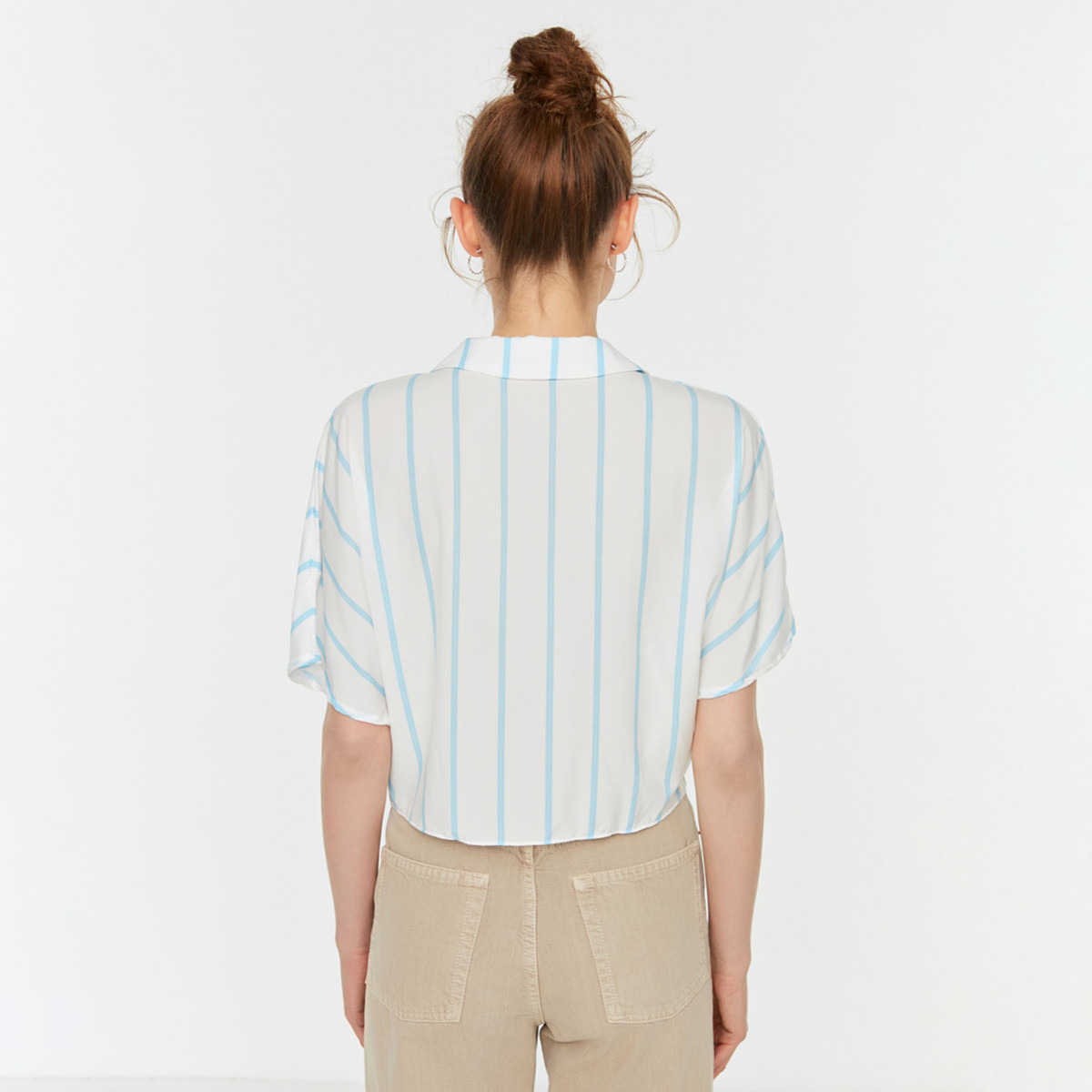 قميص قصير بياقة من ترينديول نسائي أبيض مخطط بربطة عنق بعقدة-women-clothing-shirtsandblouses-blouses-image-5