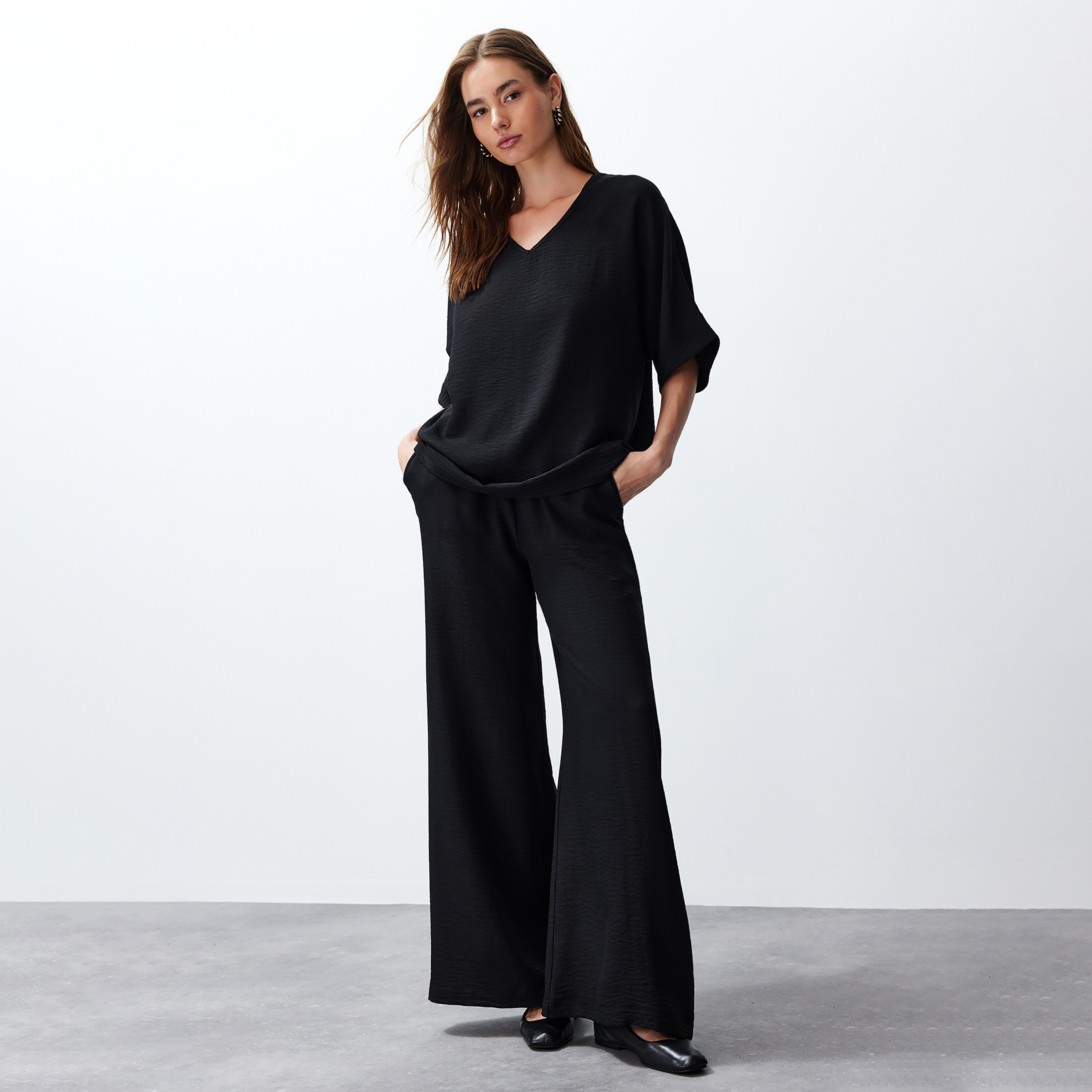 طقم توب وبنطلون حريمي أسود بملمس قطن من ترينديول ميلا-women-clothing-coordsets-image-1